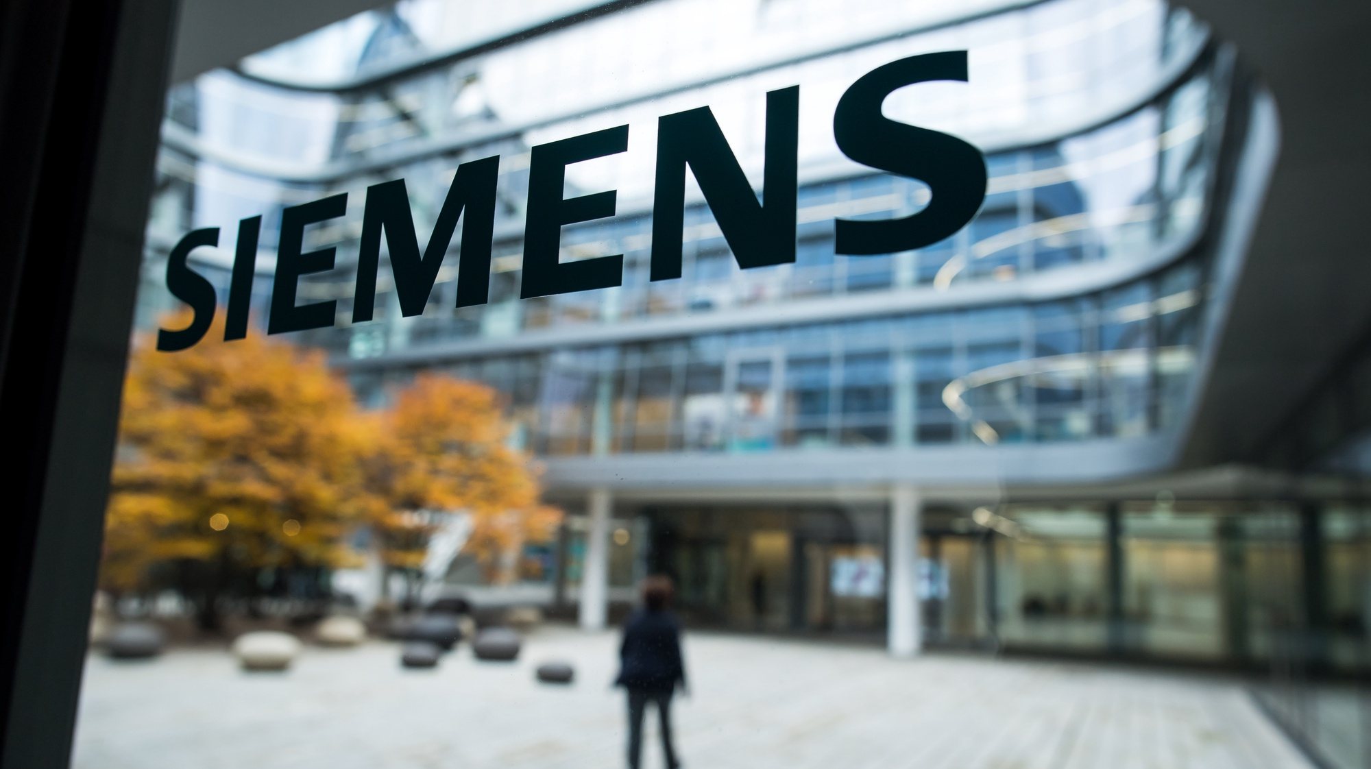 epa08984443 (FILE) - A logo of Siemens AG in front of the headquarters during the annual news conference in Munich, Bavaria, Germany 09 November 2017 (re-issued on 03 February 2021). Siemens will publish its 1st quarter results for fiscal year 2021 and host a virtual Annual General Meeting for fiscal year 2020 on 03 February 2021.  EPA/LUKAS BARTH *** Local Caption *** 54077530