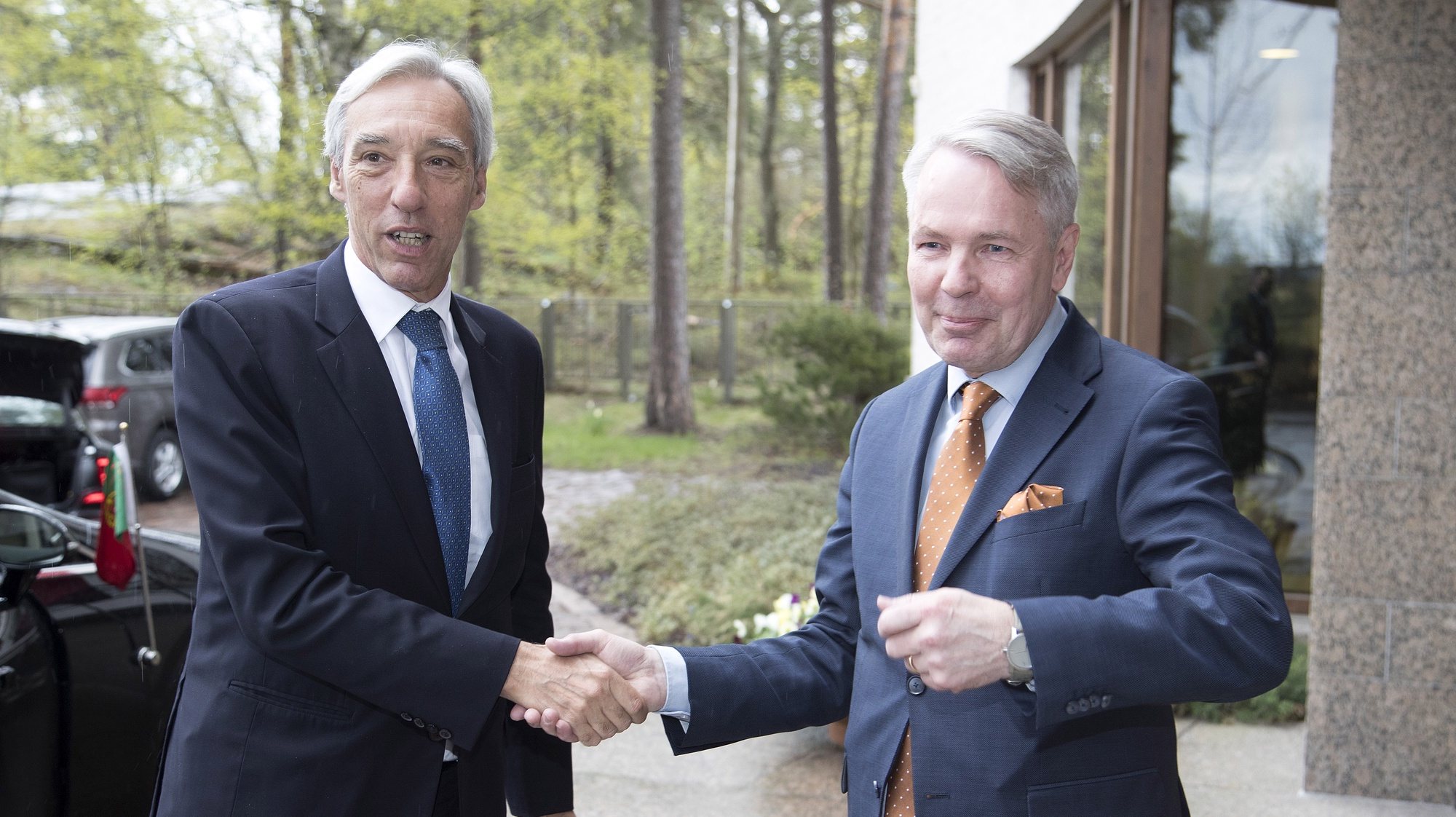epa09944567 Portugal&#039;s Minister of Foreing Affairs Joao Gomes Cravinho (L) is welcomed for a meeting by his Finnish counterpart Pekka Haavisto (R) outside the Goverment House in Helsinki, Finland, 13 May 2022.  EPA/MAURI RATILAINEN