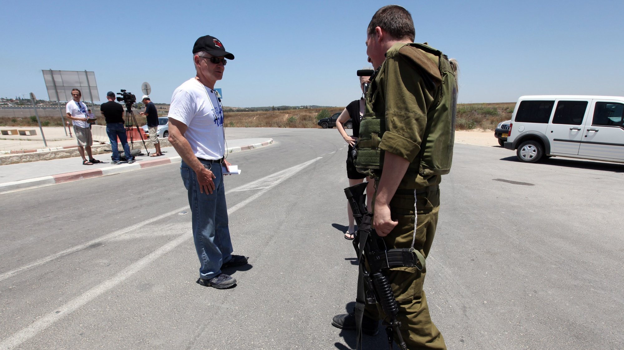 epa01770888 Noam Shalit, the father of abducted Israeli soldier Gilad Shalit, speaks with an Israeli soldier during duty at the Erez Checkpoint  crossing between southern Israel and the northern Gaza Strip on 23 June 2009, after some 50 Israeli activists dispersed after blocking access to the crossing terminal for the entire morning.  The activists  were demanding the freedom for Shalit and better humane conditions for his captivity, including visits by the International Red Cross, as they mark three-years since Shalit was taken captive by Hamas militants in a corss border raid on 25 June 2006.  EPA/JIM HOLLANDER ISRAEL OUT