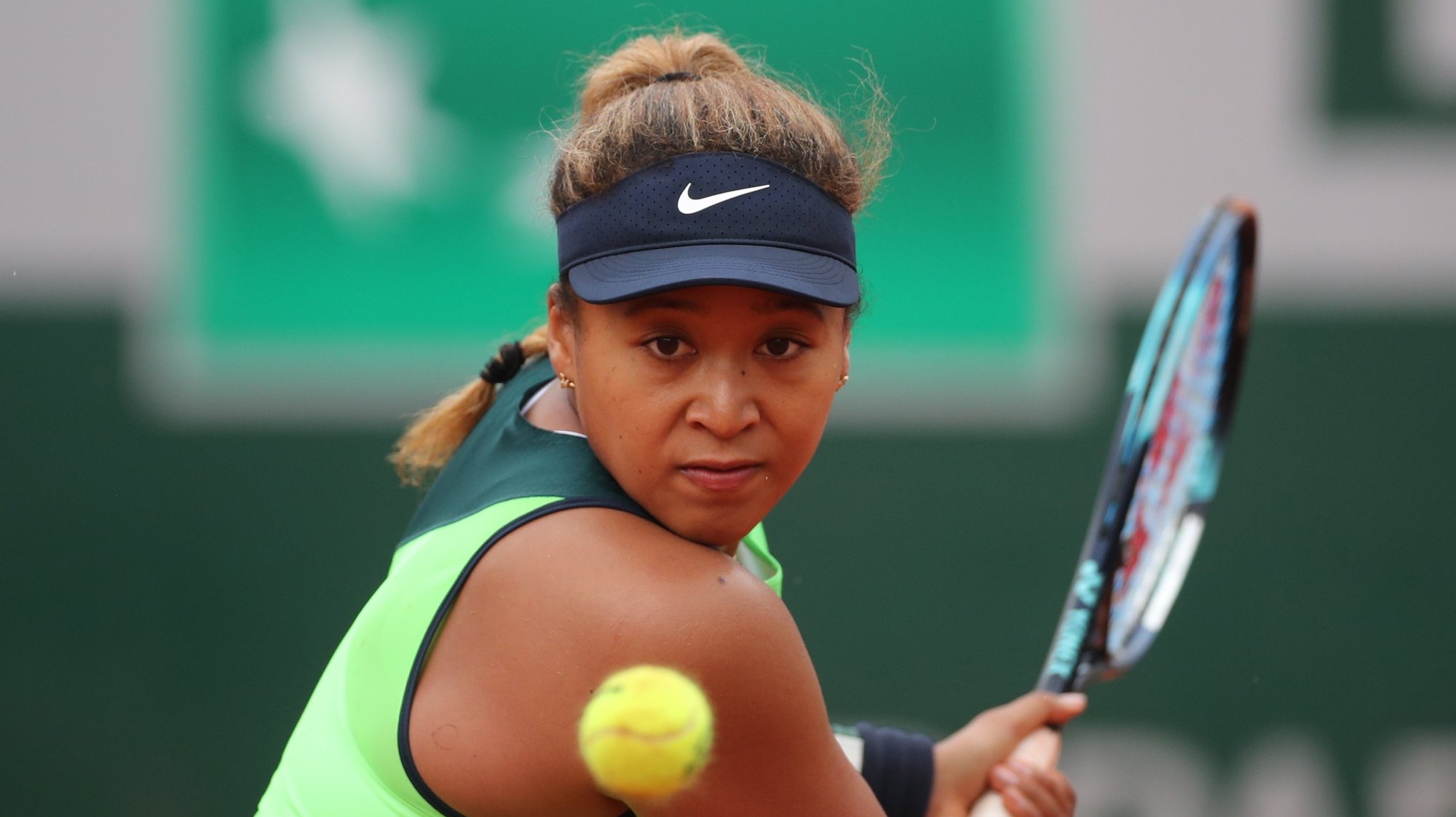 epa09968694 Naomi Osaka of Japan plays Amanda Anisimova of the USA in their women’s first round match during the French Open tennis tournament at Roland ​Garros in Paris, France, 23 May 2022.  EPA/MARTIN DIVISEK