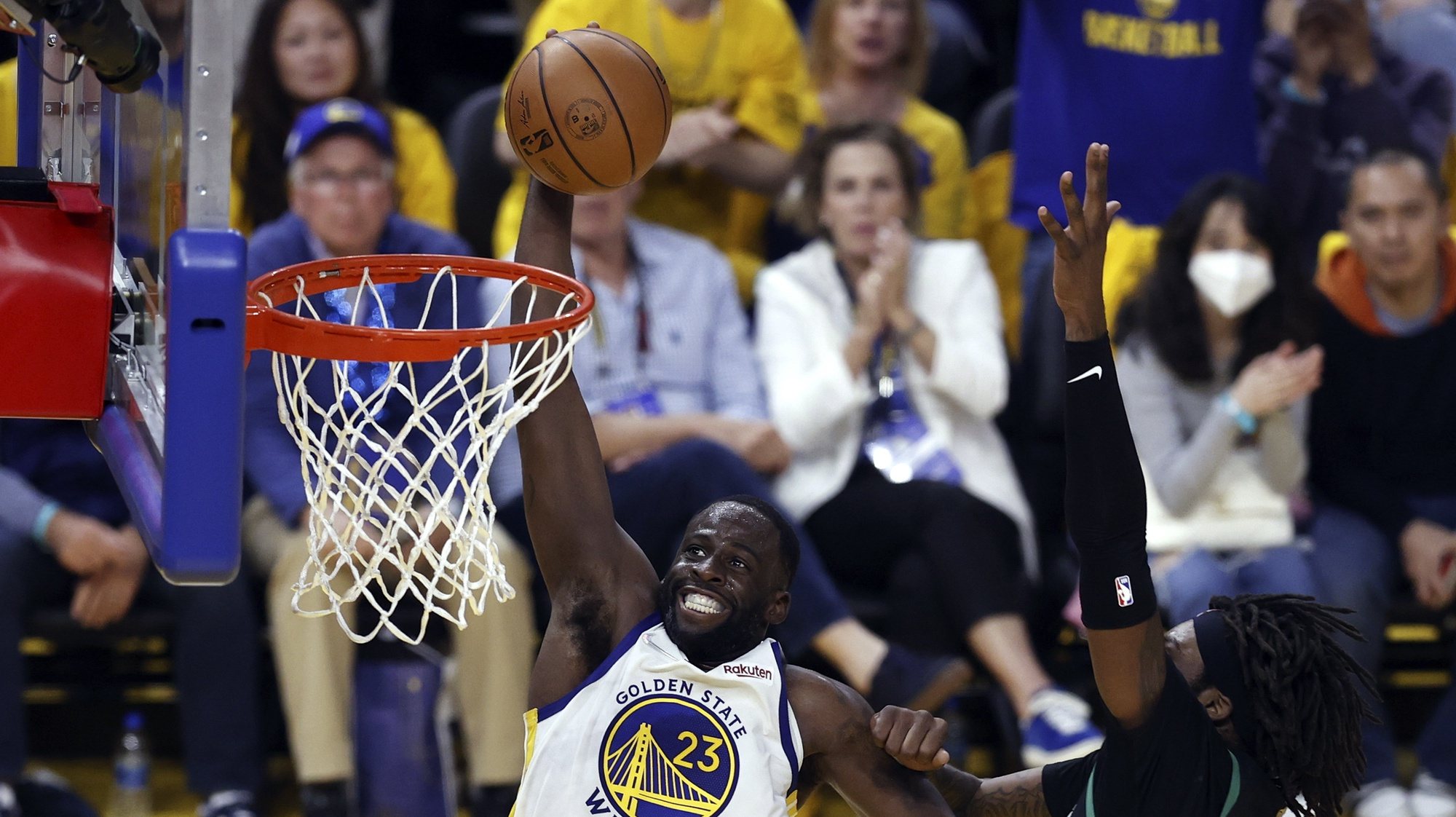epaselect epa10011846 Golden State Warriors forward Draymond Green (L) prepares to dunk past a defending Boston Celtics center Robert Williams III (R) during the first half of the National Basketball Association (NBA) Finals playoff game five between the Golden State Warriors and the Boston Celtics at the Chase Center in San Francisco, California, USA, 13 June 2022.  EPA/PETER DASILVA SHUTTERSTOCK OUT
