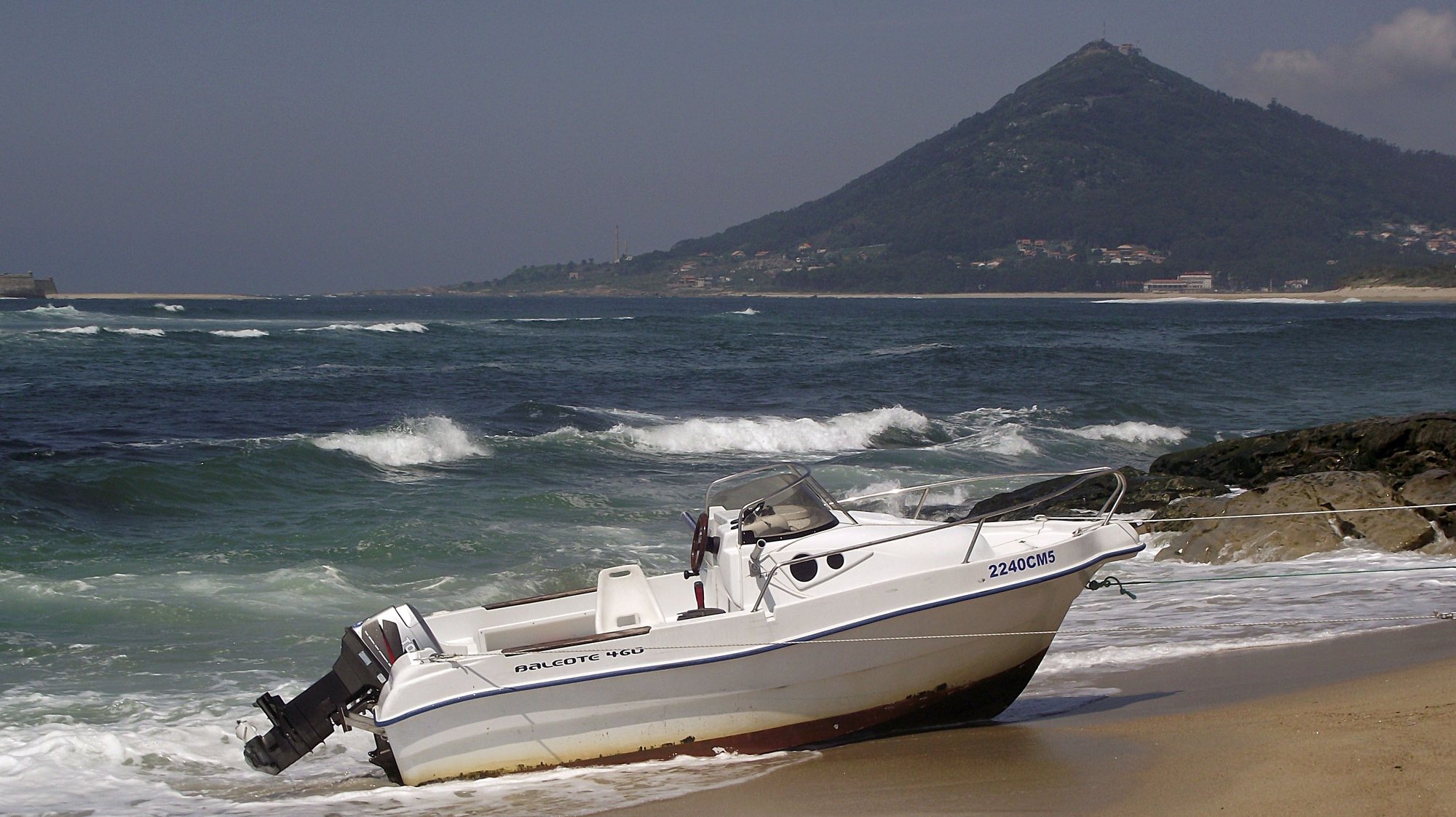 Embarcação de um pescador desportivo que morreu afogado após esta se ter virado perto da praia de Moledo em Caminha, 4 de maio de 2011.   ARMENIO BELO/LUSA