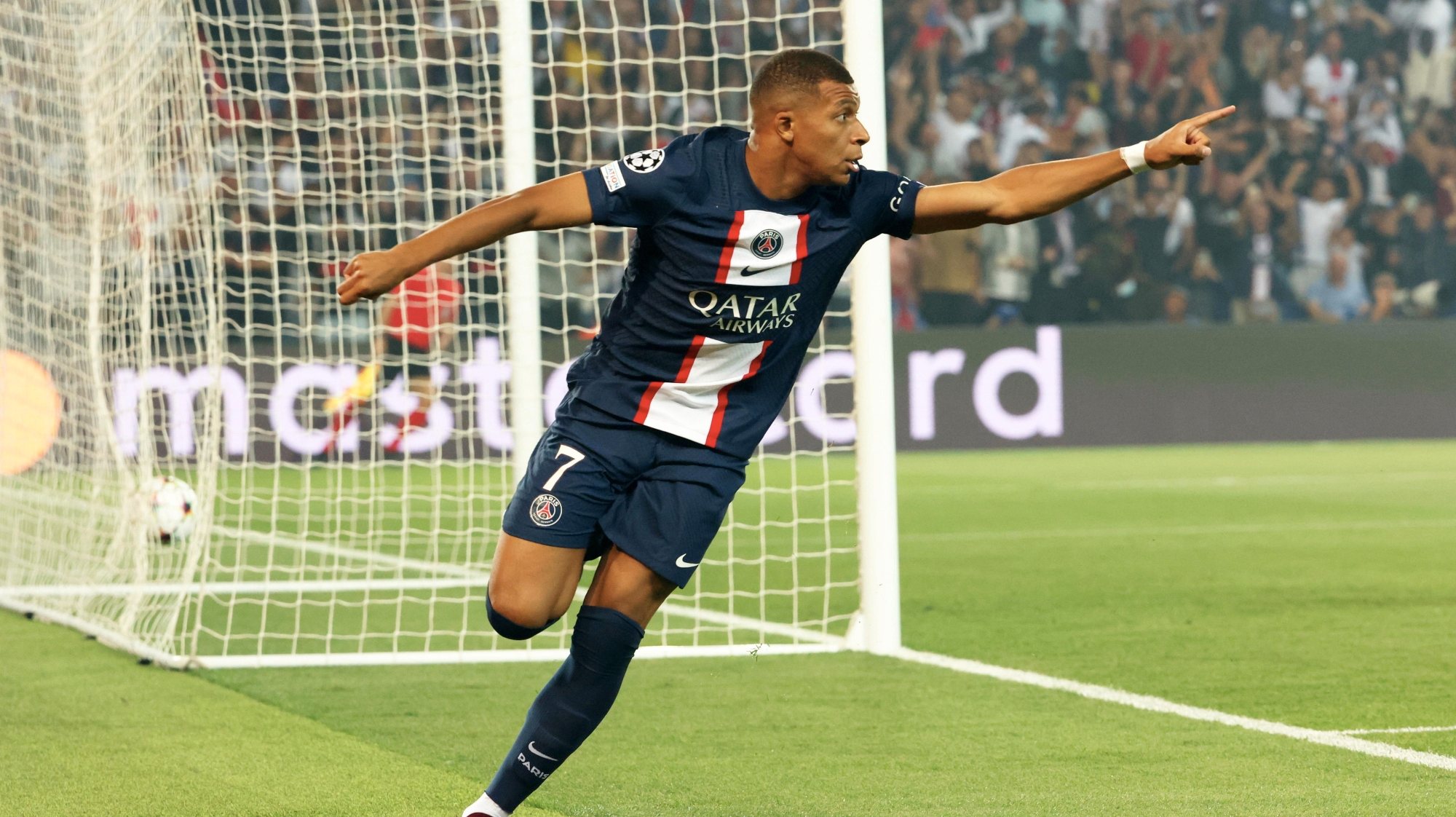 Kylian Mbappé marcou os dois golos da vitória do PSG frente à Juventus, o primeiro após uma grande assistência de Neymar