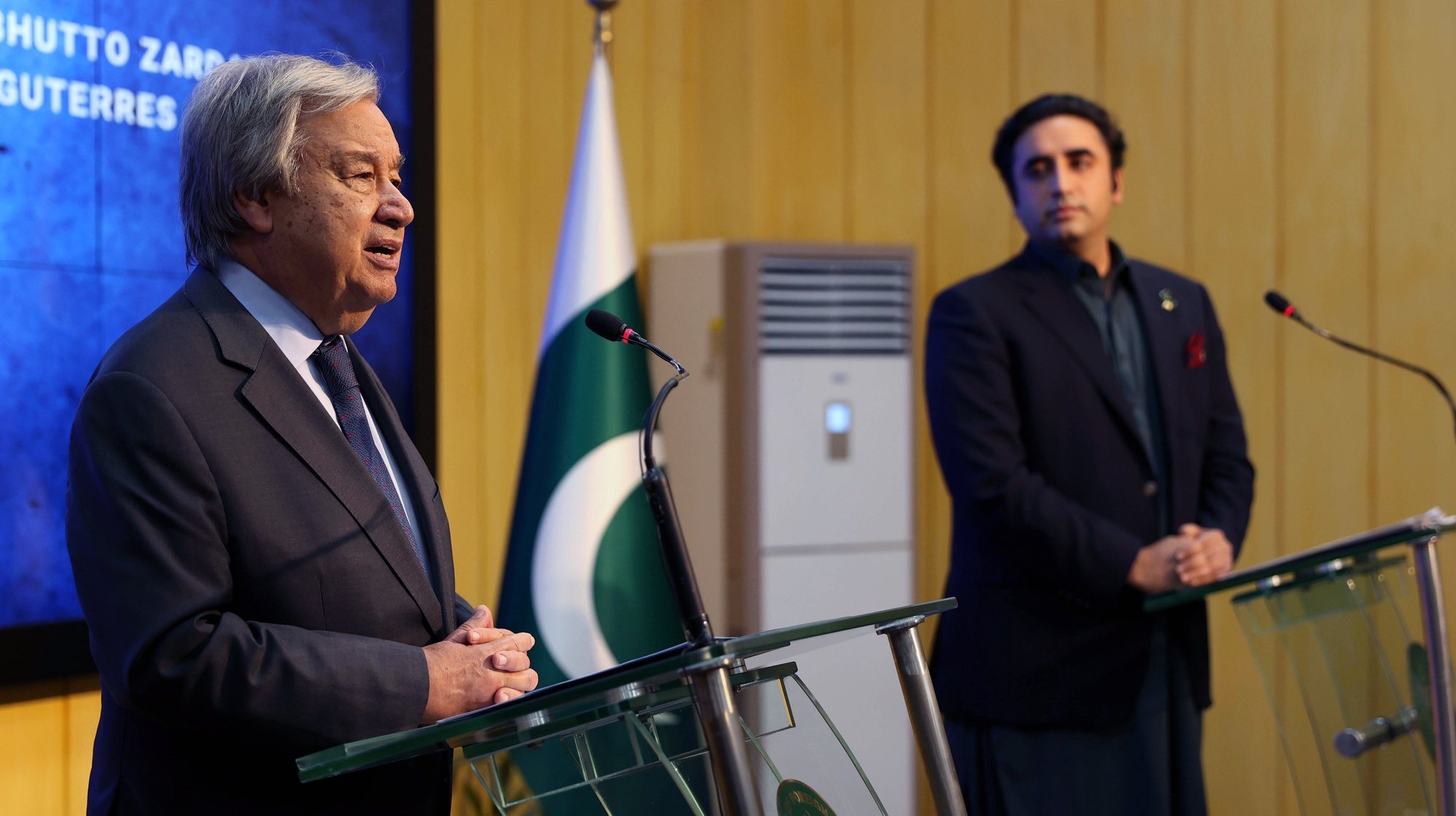 epa10173535 Pakistan&#039;s Foreign Minister Bilawal Bhutto Zardari (R) and UN Secretary-General Antonio Guterres deliver a joint flash appeal of the UN and the Pakistani government for flood victims, in Islamabad, Pakistan, 09 September 2022. Guterres is on a two-day visit to show his support as Pakistan has been struggling with heavy rainfalls and deadly floods since June 2022.  EPA/SOHAIL SHAHZAD