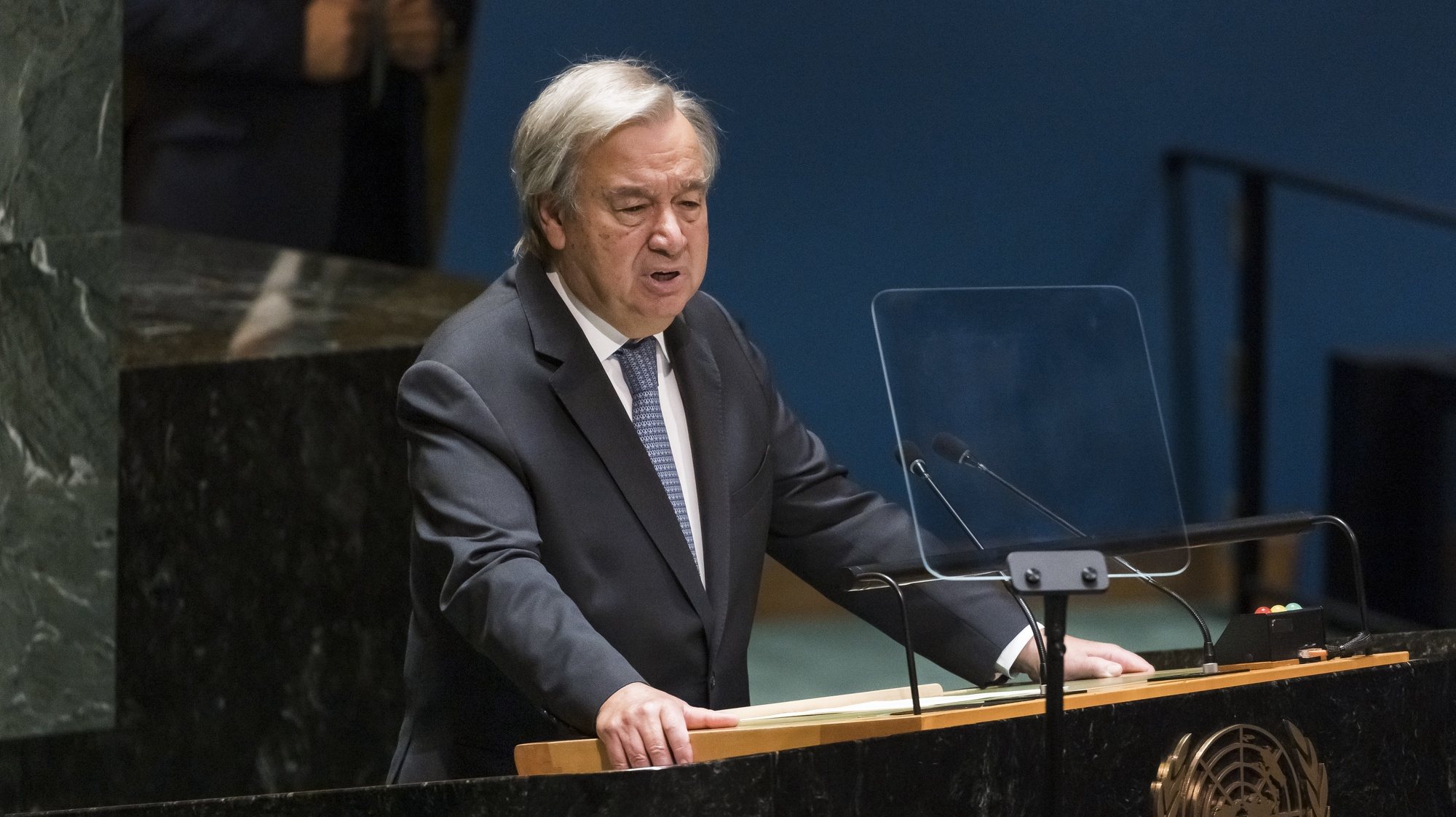 epa10185822 United Nations Secretary-General Antonio Guterres (C) addresses a UN General Assembly meeting held to honor the late Queen Elizabeth II at United Nations Headquarters in New York, New York, USA, 15 September 2022.  EPA/JUSTIN LANE