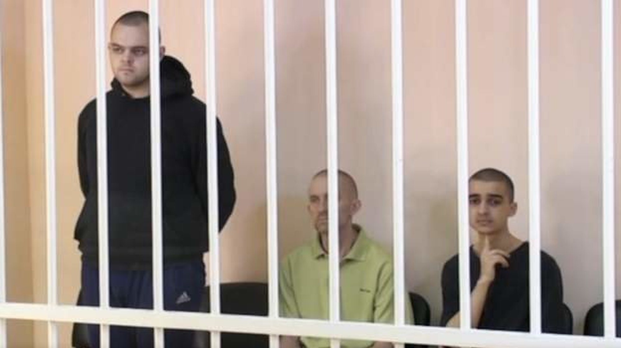 Aiden Aslin (em pé) foi um dos prisioneiros britânicos libertados esta semana pela Rússia