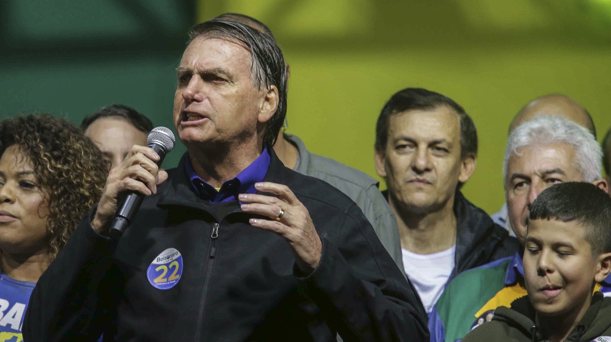 epa10212132 The president of Brazil and candidate for re-election, Jair Bolsonaro, participates in a campaign rally, in Santos, Brazil, 28 September 2022. Bolsonaro affirmed this 28 September that in Sunday&#039;s elections the country will risk &#039;its freedom&#039;, while former president Luiz Inacio Lula da Silva dedicated the day to preparing for the last debate of the campaign. Four days before the appointment with the polls, Lula, candidate of a progressive front, maintains a clear advantage of between 12 and 15 points in relation to the leader of the extreme right, who visited the city of Santos, on the coast of the state of Sao Paulo.  EPA/Guilherme DionÃ­sio