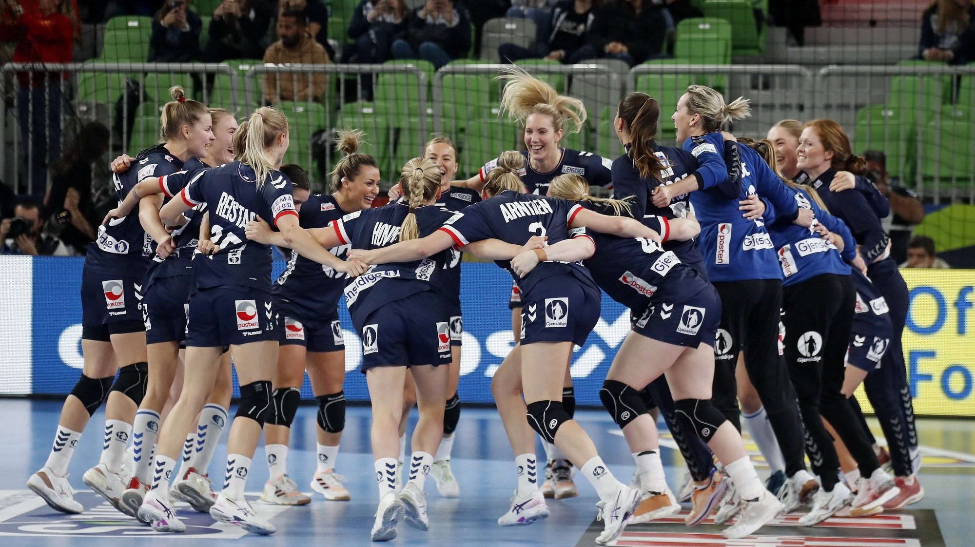 epa10316848 Norway team players celebrate winning the gold medal match between Denmark and Norway of the Women EHF EURO 2022 in Ljubljana, Slovenia, 20 November 2022.  EPA/ANTONIO BAT