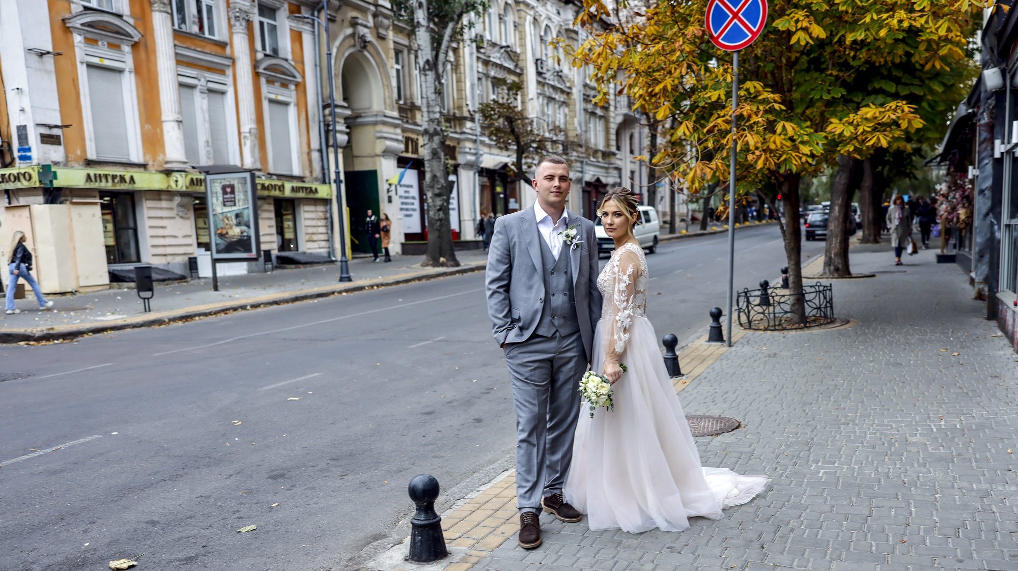 epa10259499 A bridal couple poses for pictures in Odesa, Ukraine, 22 October 2022. Russian troops on 24 February entered Ukrainian territory, starting a conflict that has provoked destruction and a humanitarian crisis.  EPA/HANNIBAL HANSCHKE