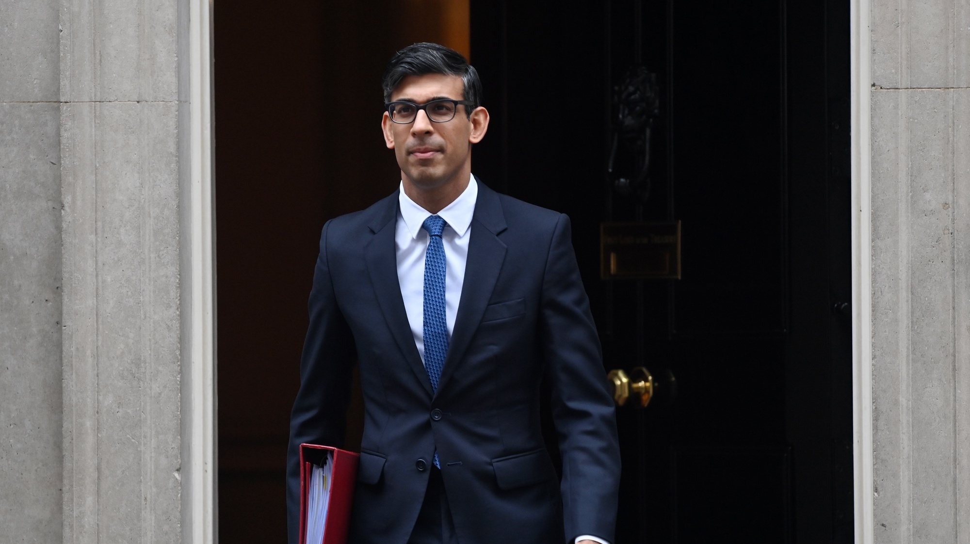 epa10428537 British Prime Minister Rishi Sunak departs 10 Downing Street to attend a Prime Minister&#039;s Questions (PMQs) session at parliament in London, Britain, 25 January 2023.  EPA/ANDY RAIN