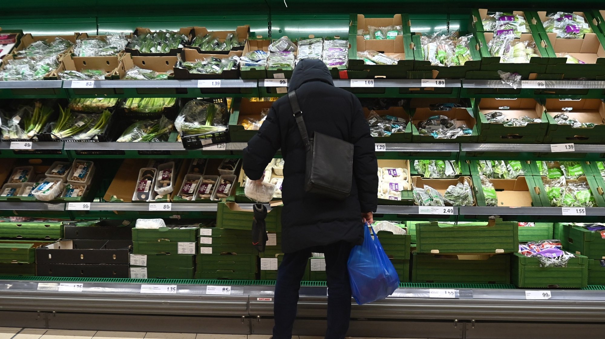 epa10413280 A shopper at a supermarket in London, Britain, 18 January 2022. The Office for National Statistics stated that Inflation, which measures the rate of price rises, fell to 10.5 percent in the year to December, compared to 10.7 percent in November. However, food prices in particular milk, cheese and eggs along with jam, sugar and chocolate are continuing to rise.  EPA/NEIL HALL