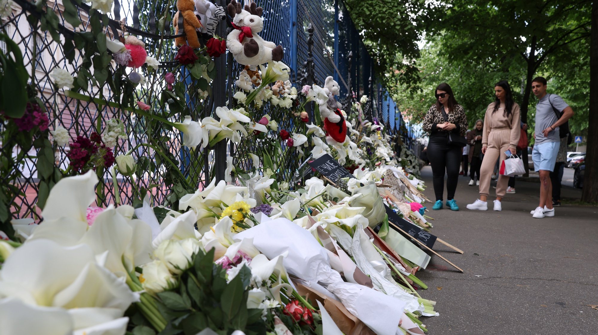 epa10610733 People leave flowers and tributes for the victims of a shooting in front of the &#039;Vladislav Ribnikar&#039; elementary school in Belgrade, Serbia, 05 May 2023. A teenage student fatally shot seven girls and one boy using two handguns, which he had taken from his father. Six children and a teacher were also injured in the attack on 03 May 2023.  EPA/ANDREJ CUKIC