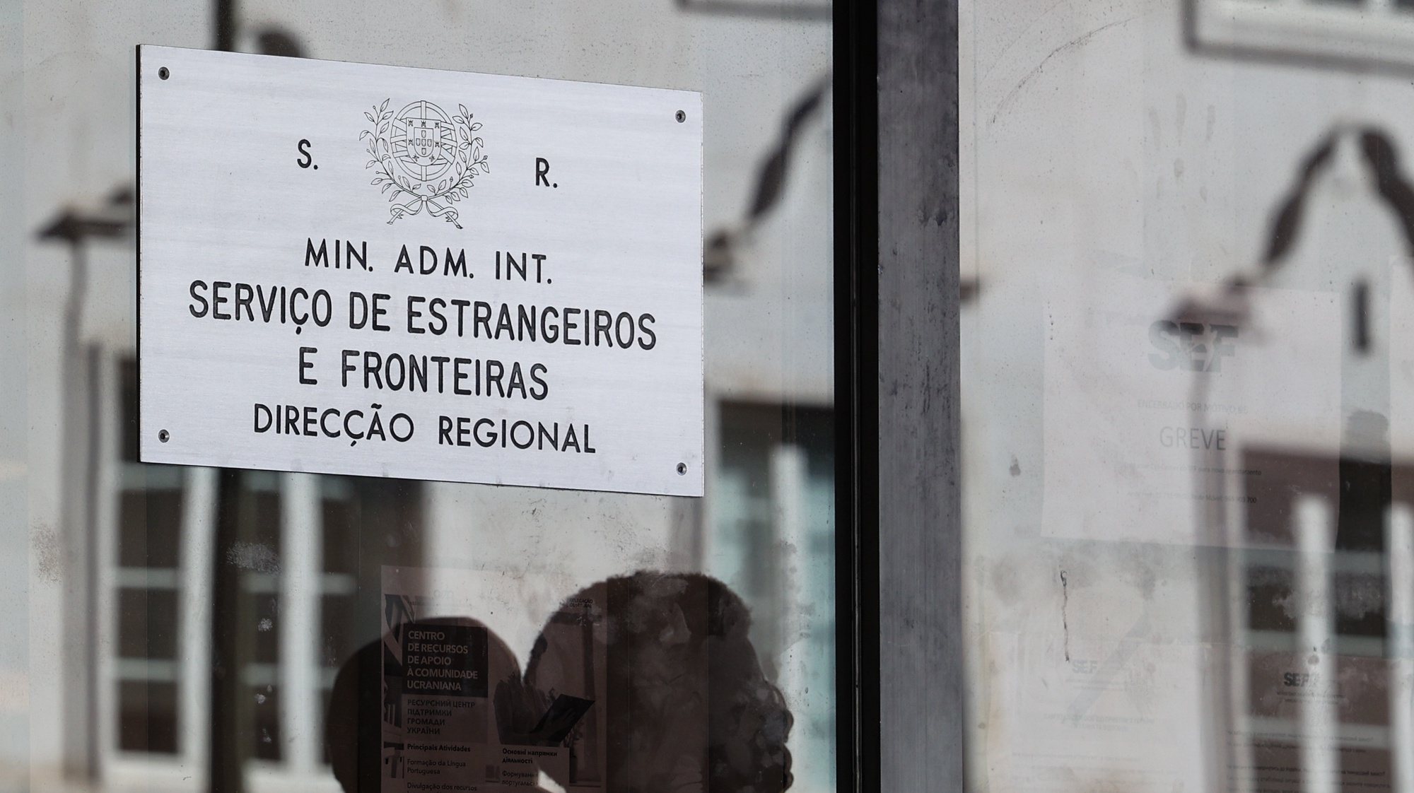 Reflexo de utentes na entrada das instalações do Serviço de Estrangeiros e Fronteiras em Lisboa, em dia de greve do SINSEF (Sindicato Dos Funcionários do Serviço De Estrangeiros e Fronteiras), em Lisboa, 05 de abril de 2023. TIAGO PETINGA/LUSA