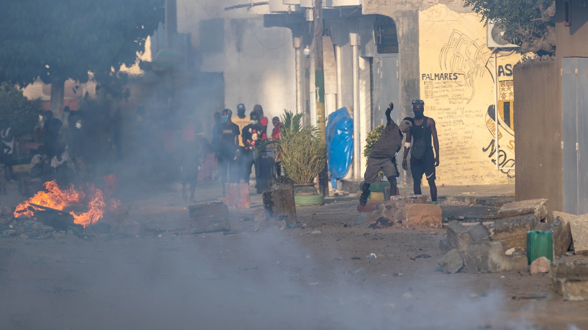 epa10671665 Protesters throw stones at police during a riot in Dakar, Senegal, 03 June 2023. Riots have taken place in Dakar and other cities in Senegal following the conviction on 01 June 2023 of opposition leader Ousmane Sonko on charges of corruption.  EPA/JEROME FAVRE