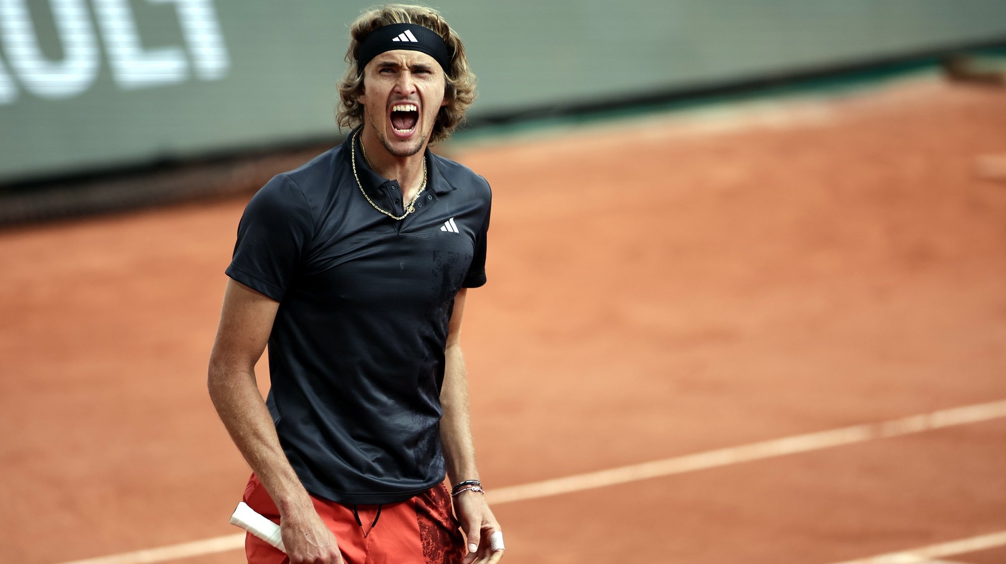 epa10678032 Alexander Zverev of Germany reacts after winning against Tomas Martin Etcheverry of Argentina in their Men&#039;s quarterfinal match during the French Open Grand Slam tennis tournament at Roland Garros in Paris, France, 07 June 2023.  EPA/CHRISTOPHE PETIT TESSON