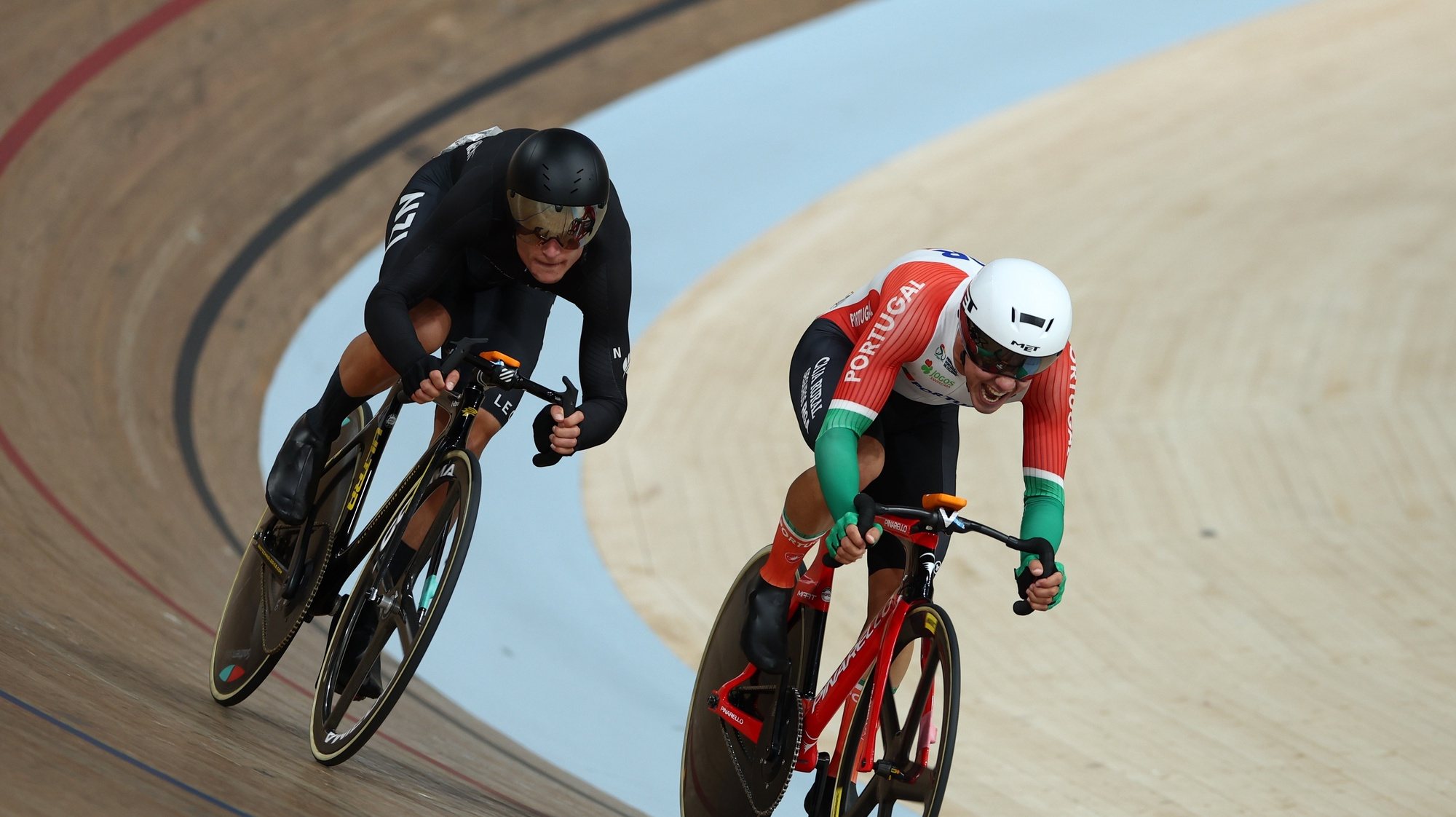 epa10788209 Campbell Stewart of New Zealand (L) and Iuri Leitao of Portugal (R) compete in the Men’s Elite Omnium Elimination Race at the UCI World Cycling Championships in Glasgow, Britain, 06 August 2023.  EPA/ADAM VAUGHAN