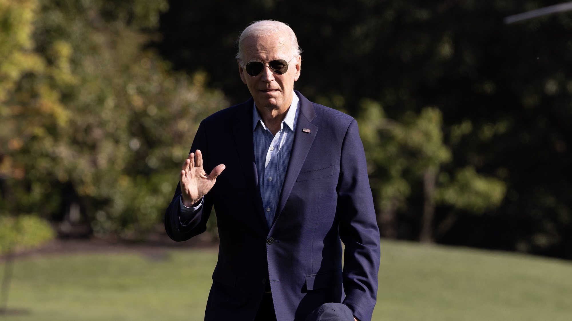 epa10840772 US President Joe Biden waves as he walks on the South Lawn after returning to the White House by Marine One, in Washington, DC, USA, 04 September 2023. Biden had delivered remarks on Labor Day at Sheet Metal Workers&#039; Local Union 19 in Philadelphia.  EPA/MICHAEL REYNOLDS / POOL