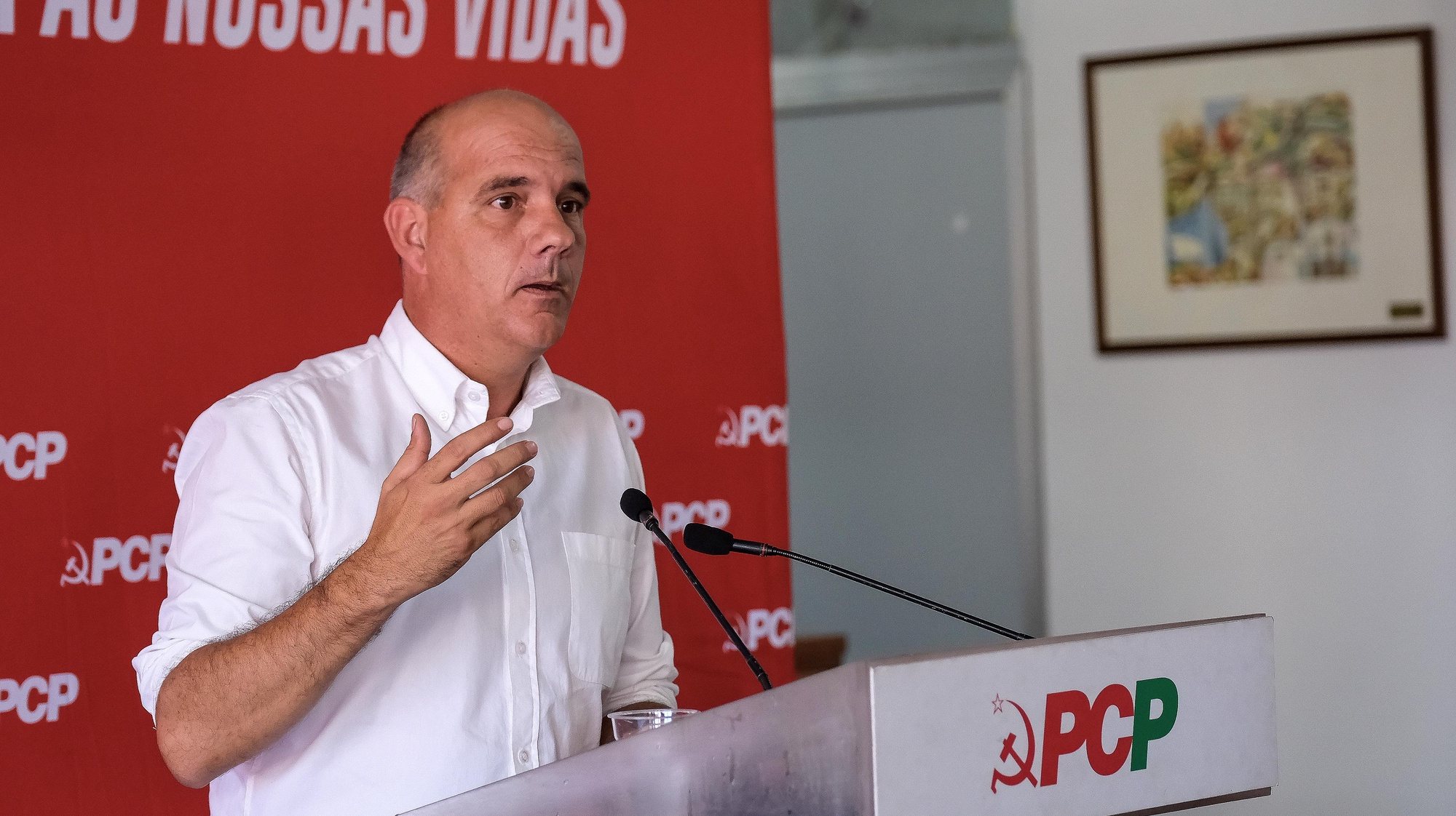 O secretário-geral do Partido Comunista Português (PCP), Paulo Raimundo, intervém durante a sessão pública “ Habitação - Problemas Existentes e Propostas do PCP”, Almada, 23 de setembro de 2023. RUI MINDERICO/LUSA