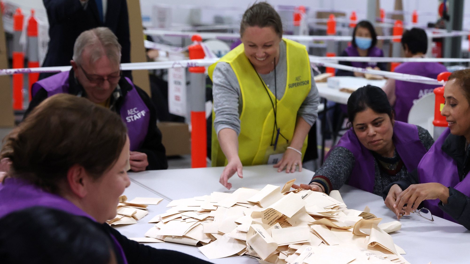 epa10918259 Australian Electoral Commission (AEC) staff sorts and counts ballots at a counting centre in Melbourne, Australia, 14 October 2023. Australians will participate in a historic referendum on 14 October to decide whether Indigenous people will be acknowledged in the country&#039;s constitution through the establishment of a new parliamentary advisory board.  EPA/CON CHRONIS AUSTRALIA AND NEW ZEALAND OUT