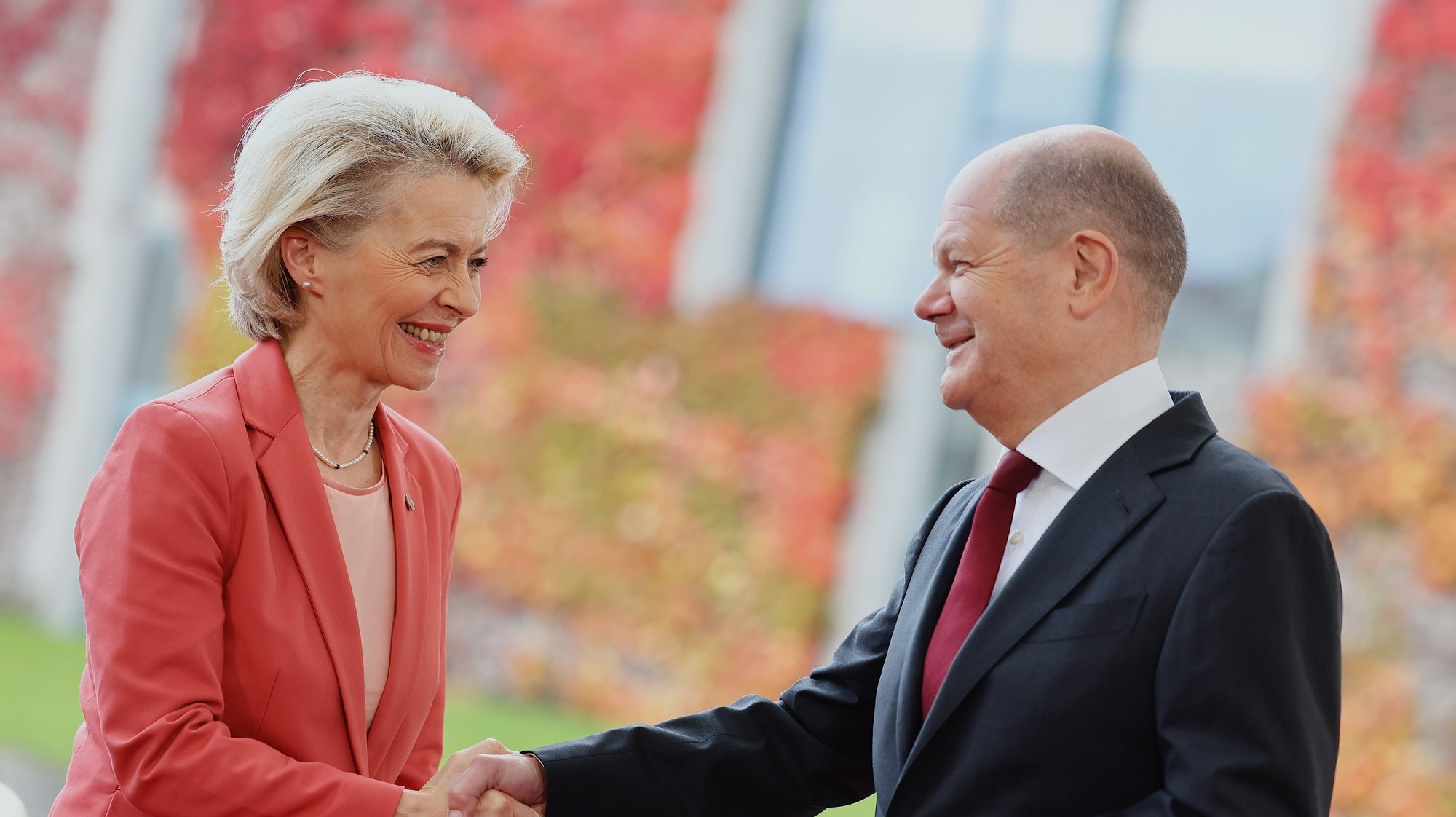 epa10986050 German Chancellor Olaf Scholz (R) welcomes European Commission President Ursula von der Leyen (L) upon her arrival for the G20 Compact with Africa (CwA) conference at the Chancellery in Berlin, Germany, 20 November 2023. The &#039;Compact with Africa&#039; is an initiative that was launched in 2017 under the German G20 presidency. It aims to bring together reform-minded African countries, international organizations and bilateral partners to coordinate development agendas and discuss investments.  EPA/HANNIBAL HANSCHKE