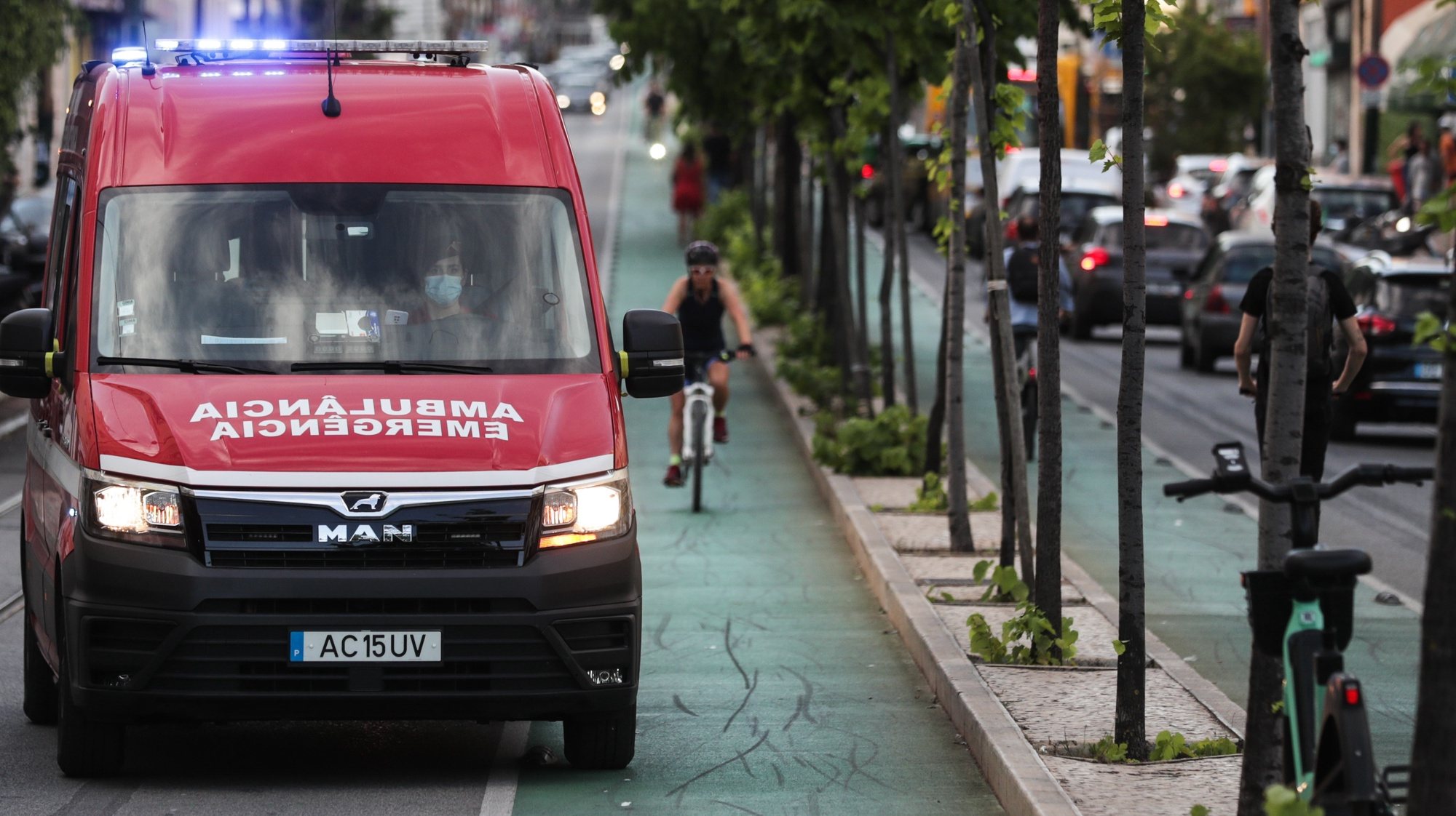 Uma ambulância utiliza parte da ciclovia na Avenida Almirante Reis em Lisboa, 27 de maio de 2022. TIAGO PETINGA/LUSA