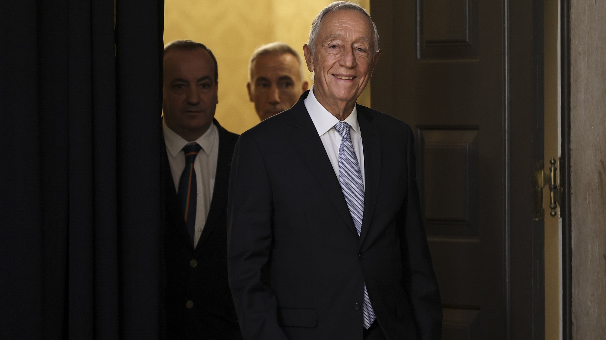 The President of the Republic, Marcelo Rebelo de Sousa, on arrival for a statement to the nation in which he decided to convoke new elections for March 2024 after a meeting of the Council of State, Belem Palace in Lisbon, Portugal, 09 November 2023. Prime Minister António Costa tendered his resignation on Tuesday, which the head of state accepted, after several government offices were raided as part of investigations into lithium and hydrogen projects and the Public Prosecutor&#039;s Office announced that he is the subject of an autonomous enquiry at the Supreme Court of Justice. CARLOS M. ALMEIDA/LUSA