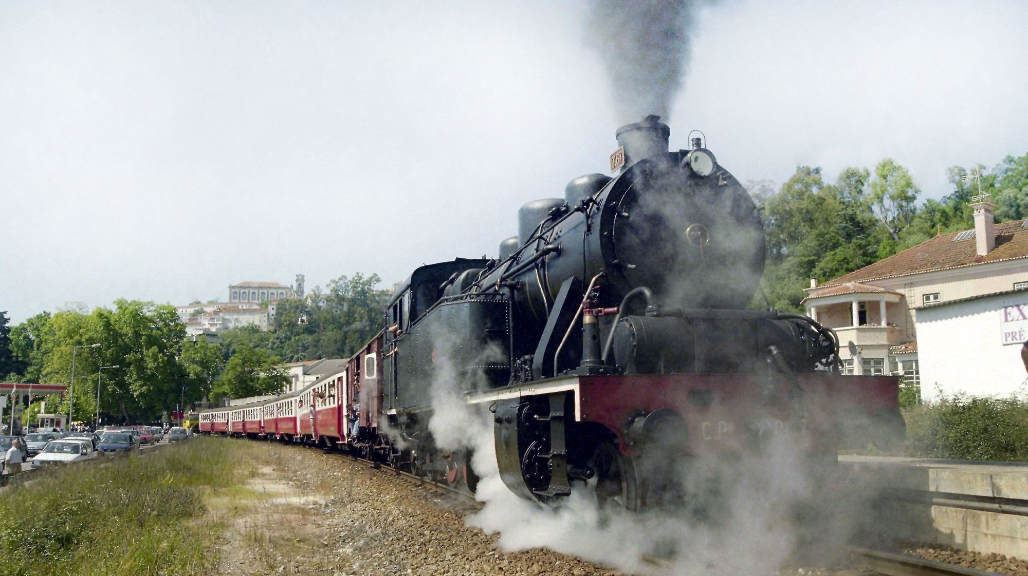 Velha locomotiva a vapor faz a viagem simbólica entre Coimbra e Serpins para celebrar o 101º aniversário de um ex-ferroviário e combatente da I Guerra Mundial, a 26 de Maio de 1996

Paulo Novais / Lusa