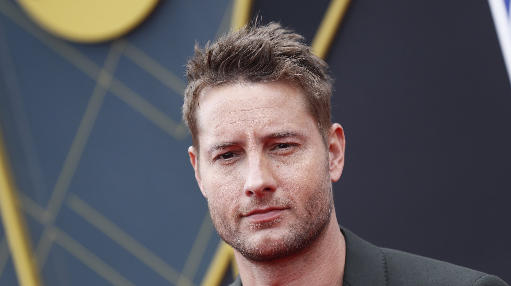 epa07671911 US actor Justin Hartley poses for photographers upon his arrival for the 2019 NBA Awards at Barker Hangar in Santa Monica, California, USA, 24 June 2019. The 2019 NBA Awards will be the 3rd annual awards show by the National Basketball Association (NBA).  EPA/ETIENNE LAURENT