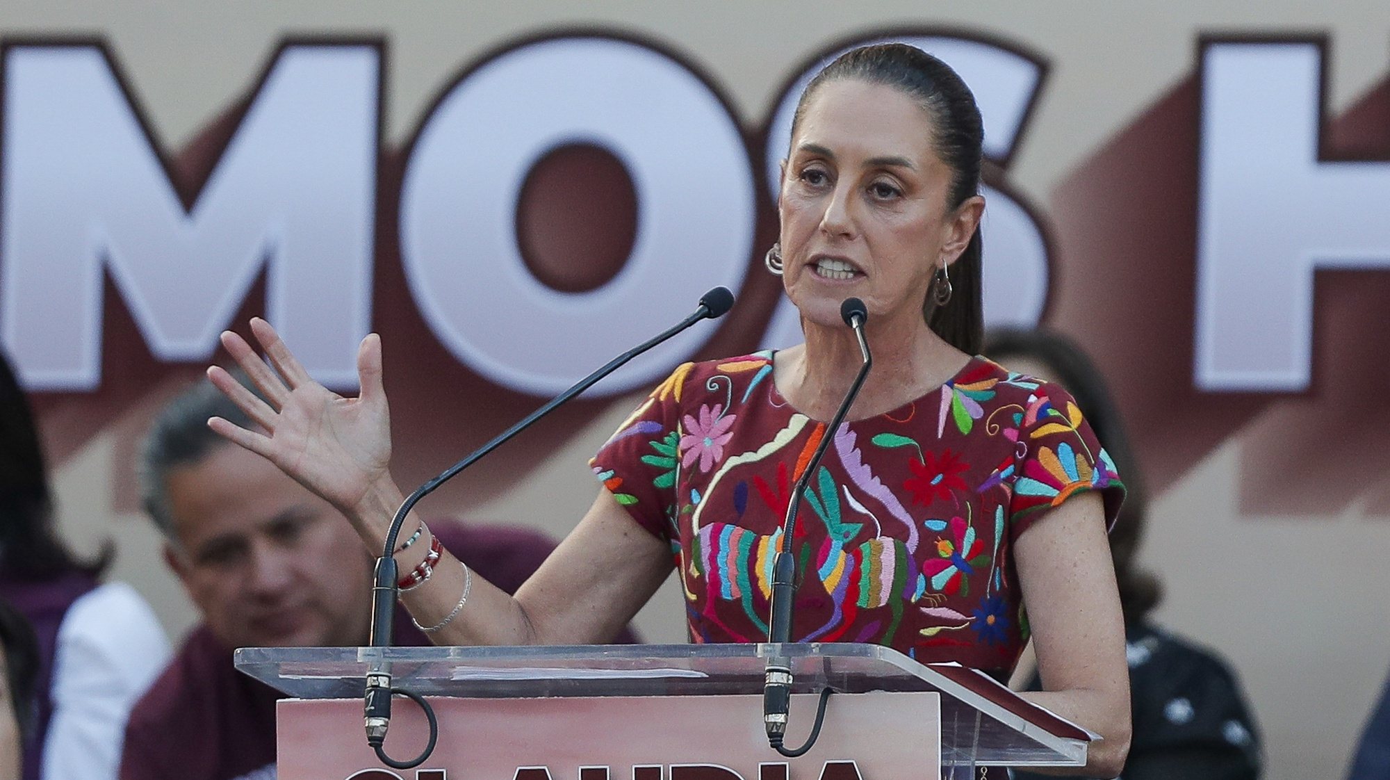 epa11088847 Candidate for the ruling National Regeneration Movement (Morena), Claudia Sheinbaum, speaks during her campaign closing event at the Monument to the Revolution in Mexico City, Mexico, 18 January 2024. Sheinbaum&#039;s ruling party shows off her advantage over the opposition Xochitl Galvez, and the third in contention, Jorge Alvarez Maynez.  EPA/ISAAC ESQUIVEL