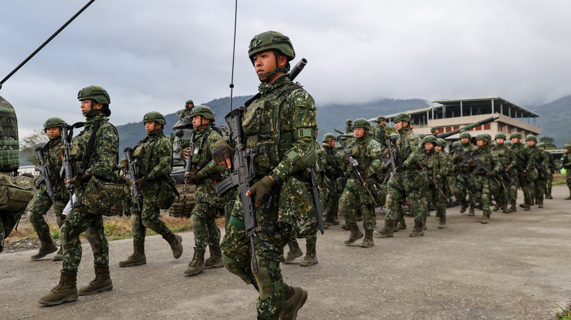 epa11115335 Taiwan military personnel march during the attack and counter attacks drill in Taitung, Taiwan, 31 January 2024. The government of Taiwan expressed its thanks to the United States on January 28 for reaffirming its commitment to peace across the Taiwan Strait. This followed a series of high-level discussions that took place over the weekend, involving National Security Advisor Jake Sullivan and Chinese Foreign Minister Wang Yi.  EPA/RITCHIE B. TONGO