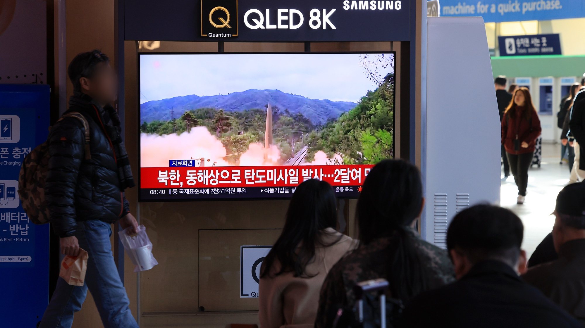 epa11227275 People watch a television screen broadcasting a report about North Korea&#039;s ballistic missile launch towards its eastern waters at Seoul Station in Seoul, South Korea, 18 March 2024.  EPA/YONHAP SOUTH KOREA OUT