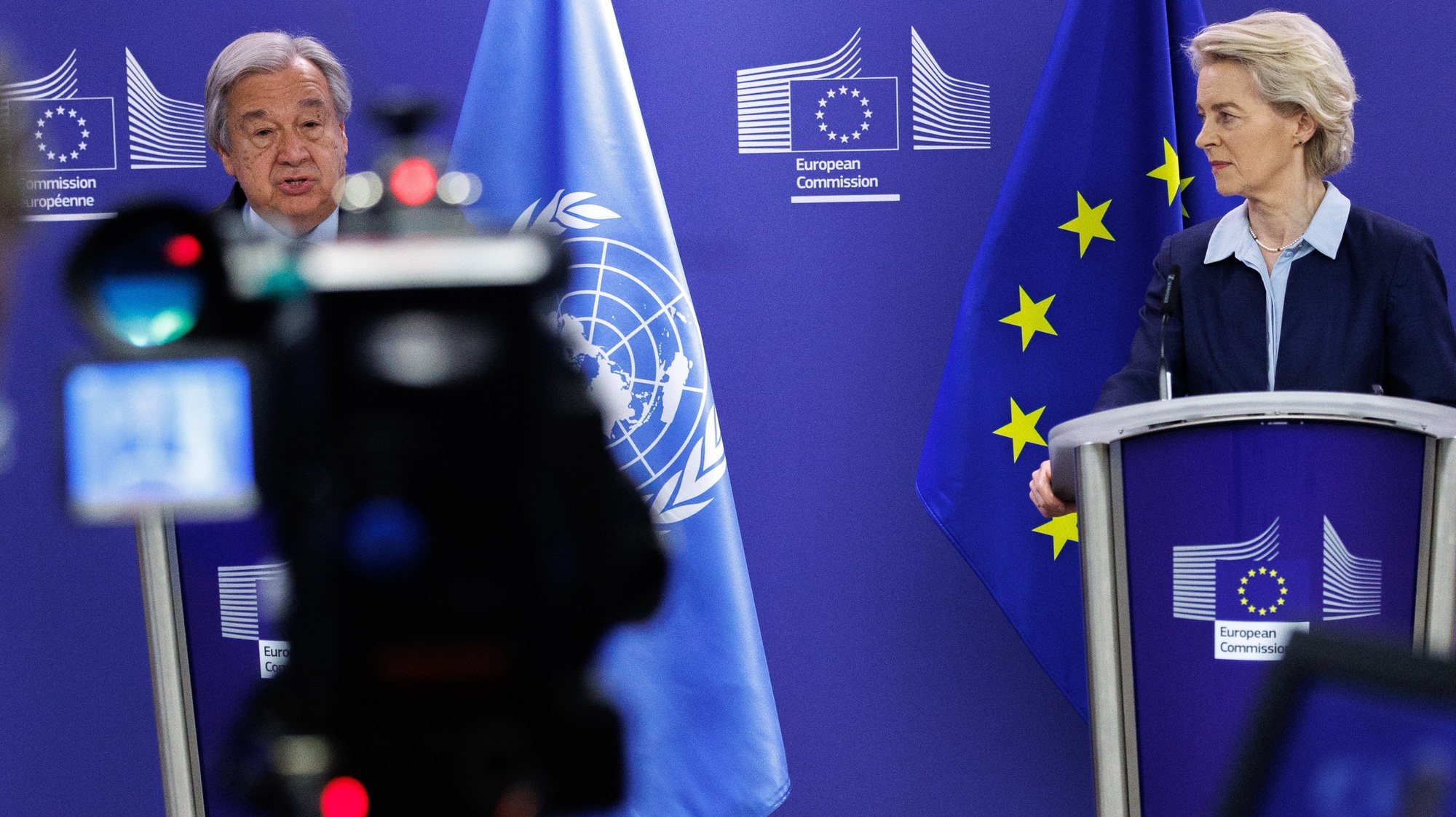 epa11231110 European Commission President Ursula von der Leyen (R) and United Nations Secretary-General Antonio Guterres (L) speak to the press on the sidelines of a working lunch at the European Commission headquarters in Brussels, Belgium, 20 March 2024.  EPA/OLIVIER MATTHYS