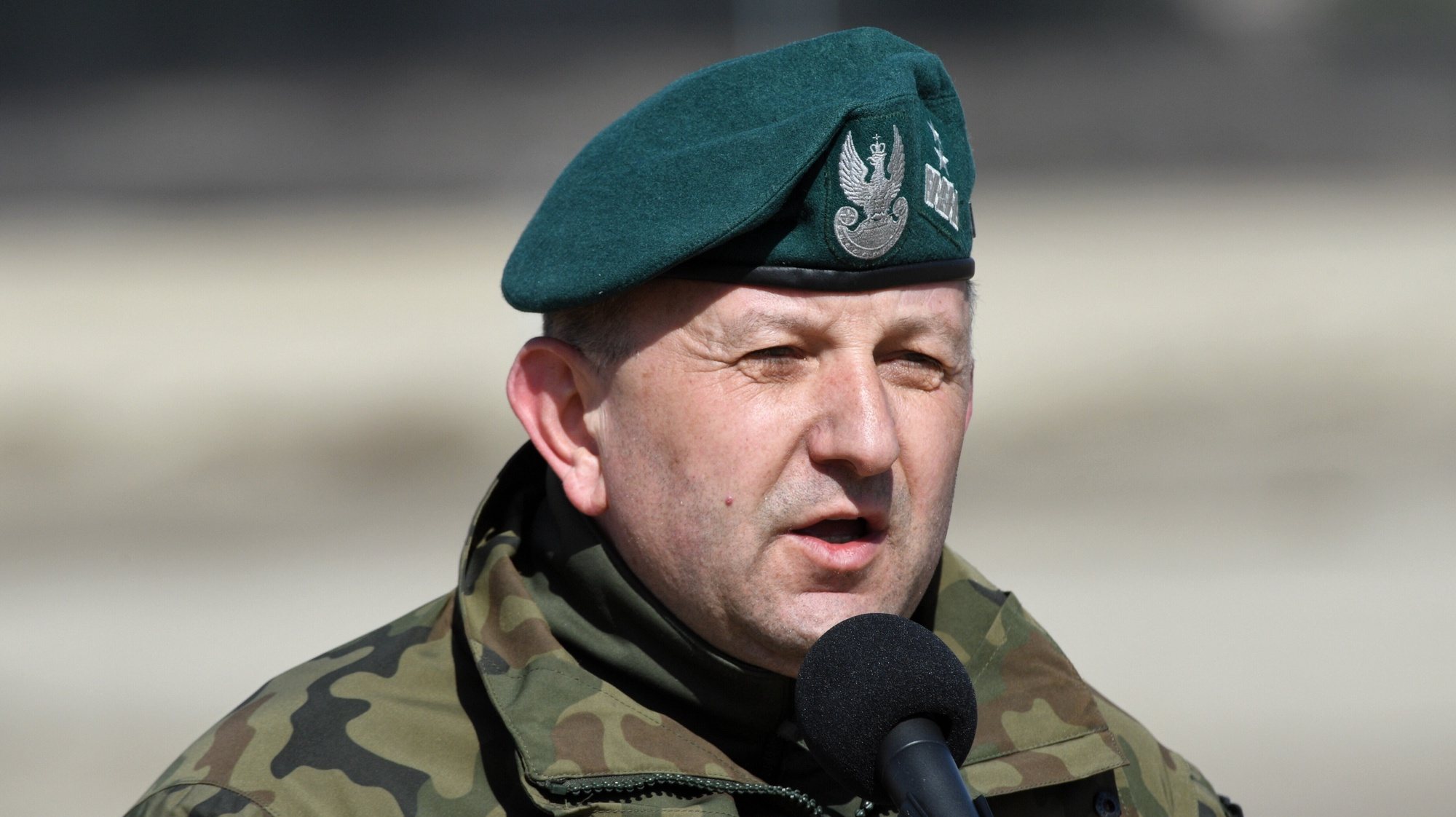 epa09878764 The commander of the 18th Mechanized Division, general Jaroslaw Gromadzinski  during joint military maneuvers of Polish and American soldiers at the military training ground in Nowa Deba, Poland, 08 April 2022.  EPA/Darek Delmanowicz POLAND OUT