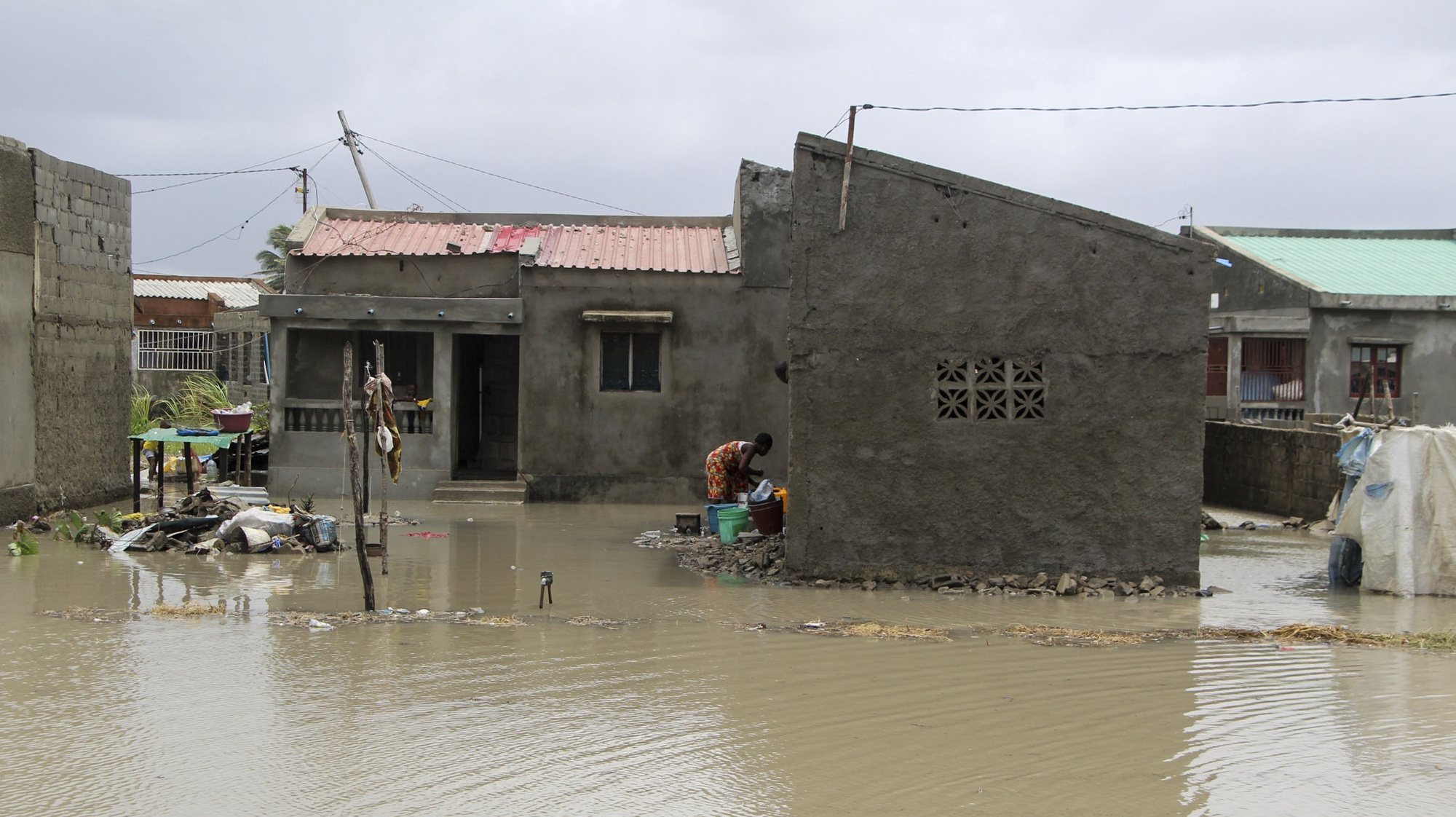 Ruas da cidade da Beira em Moçambique inundadas devido a chuvas intensas. As chuvas começaram  na madrugada de quarta-feira, anunciando a época chuvosa que país agora atravessa e que só termina em abril. Além da cidade da Beira,  a chuva inundou residências nos distritos de Marromeu, Cheringoma, Caia, Muanza, Dondo, Búzi, Nhamatanda, Marínguè, Gorongosa, destruindo infraestruturas e deixando um total  de cinco mil pessoas vulneráveis. 7 de dezembro de 2019. (ACOMPANHA TEXTO DE 8 DE DEZEMBRO DE 2019) JOSÉ JECO/LUSA