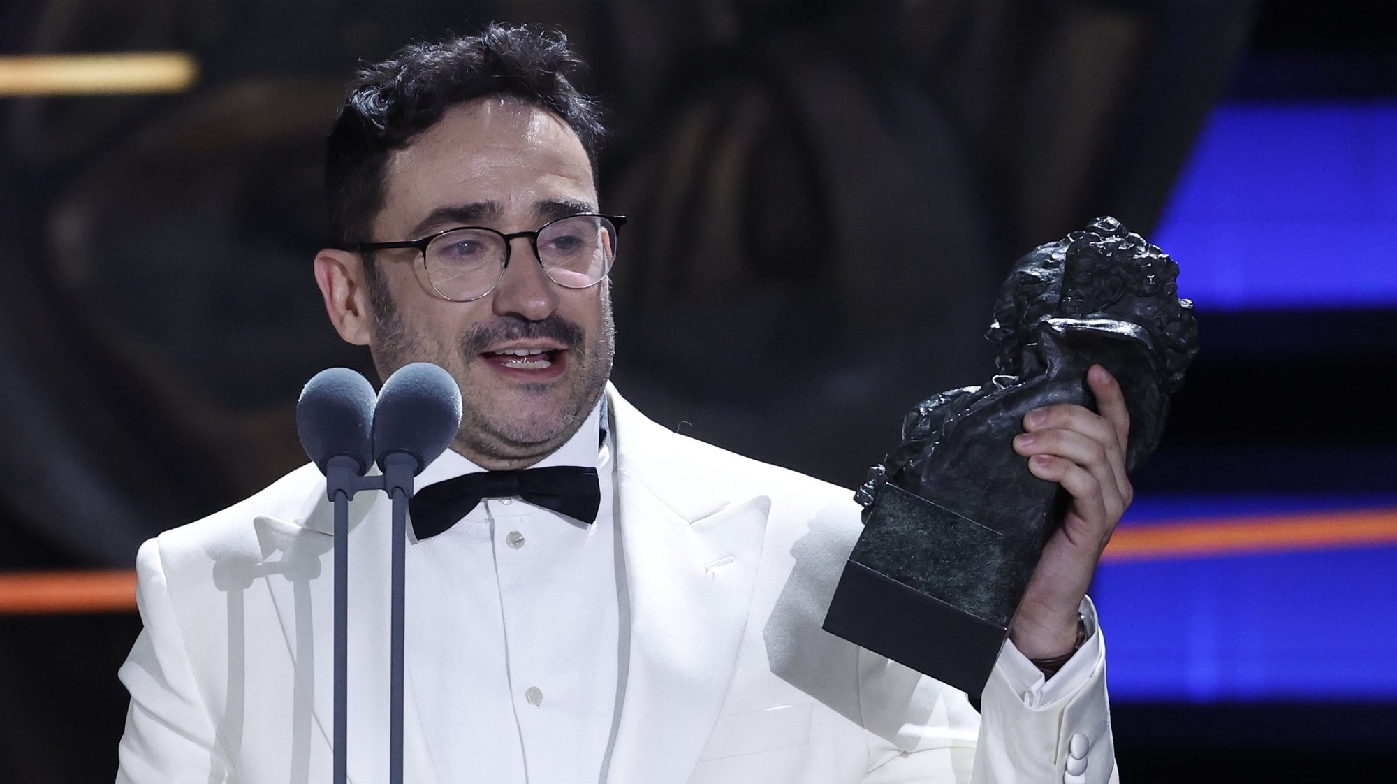 epa11143868 Spanish film director Juan Antonio Bayona receives the Best Director award for his film &#039;Society of the Snow&#039; during the 38th Goya award ceremony held in Valladolid, Castilla Leon, Spain, 10 February 2024.  EPA/CHEMA MOYA