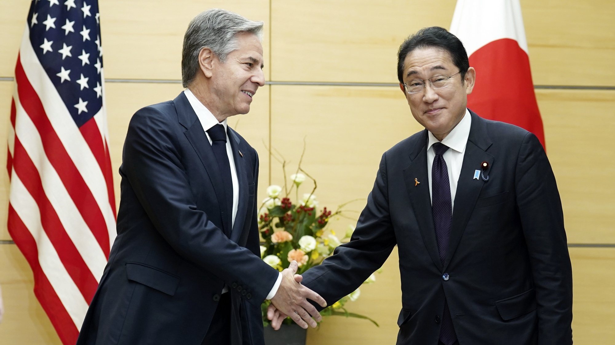 epa10961904 Japan&#039;s Prime Minister Fumio Kishida (R) shakes hands with US Secretary of State Antony Blinken (L) during their meeting at the prime minister&#039;s official residence in Tokyo, Japan, 07 November 2023. US Secretary Blinken, who arrived in Tokyo to participate in the G7 Foreign Ministers&#039; Meeting, will also hold bilateral meetings with Prime Minister Fumio Kishida and Foreign Minister Yoko Kamikawa to discuss priorities, such as Ukraine&#039;s economic recovery and energy needs, as well as strengthening the Indo-Pacific cooperation.  EPA/EUGENE HOSHIKO / POOL