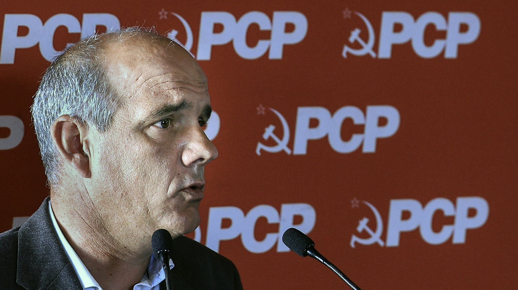 O secretário-geral do Partido Comunista Português (PCP), Paulo Raimundo, intervém no início das Jornadas Parlamentares do PCP, que decorrem em Sesimbra, 20 de maio de 2024. ANTÓNIO COTRIM/LUSA