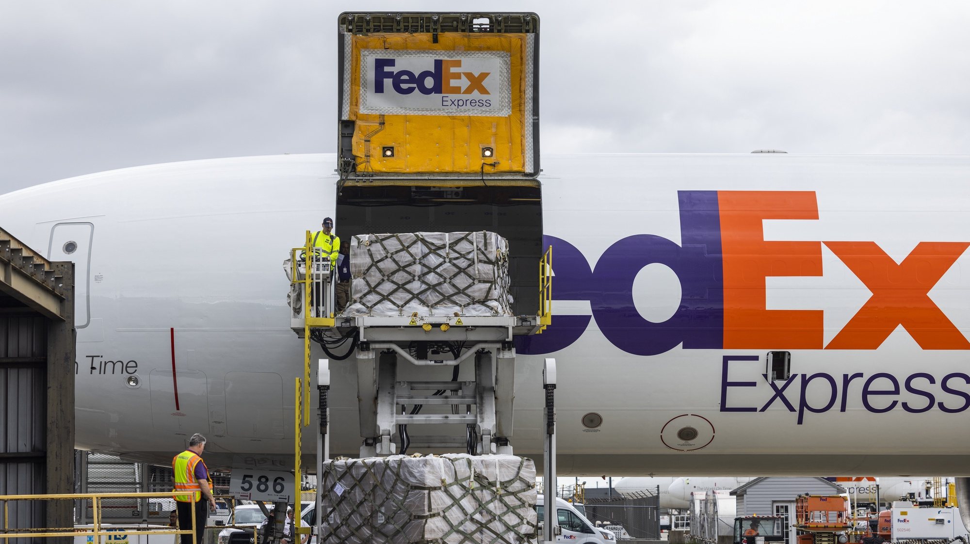 epa09975482 Workers unload a FedEx plane carrying the second shipment of baby formula under Operation Fly Formula at Dulles Airport in Chantilly, Virginia, USA, 25 May 2022. The US is facing a shortage of baby formula when contamination forced Abbott Laboratories to stop production of several brands of formula in February.  EPA/JIM LO SCALZO