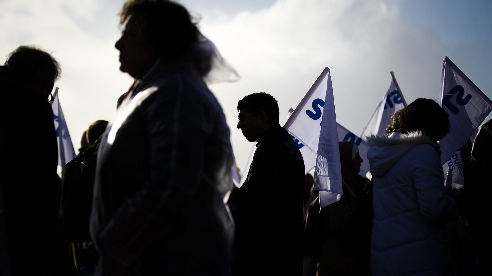 Trabalhadores da Autoridade Tributária - Serviços de Finanças e Alfândegas em greve participam na concentração contra às medidas do governo no setor, junto ao Ministério das Finanças, em Lisboa, 19 de dezembro de 2013. MÁRIO CRUZ/LUSA