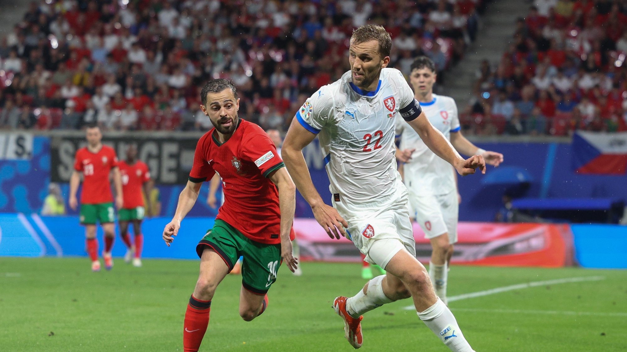 epa11421109 Portugal player Bernardo Silva (L) in action with Czech Republic player Tomas Soucek during the UEFA EURO 2024 group F soccer match between Portugal and the Czech Republic, in Leipzig, Germany, 18 June 2024.  EPA/MIGUEL A. LOPES