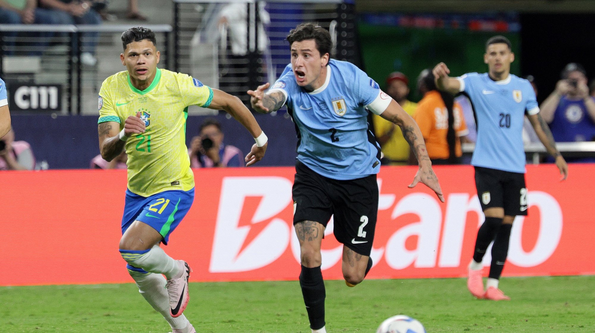 epa11464257 Jose Gimenez of Uruguay (R) in action against Francisco Lima of Brazil (L) during the CONMEBOL Copa America 2024 Quarter-finals match between Uruguay and Brazil, in Las Vegas, Nevada, USA, 06 July 2024.  EPA/ALLISON DINNER