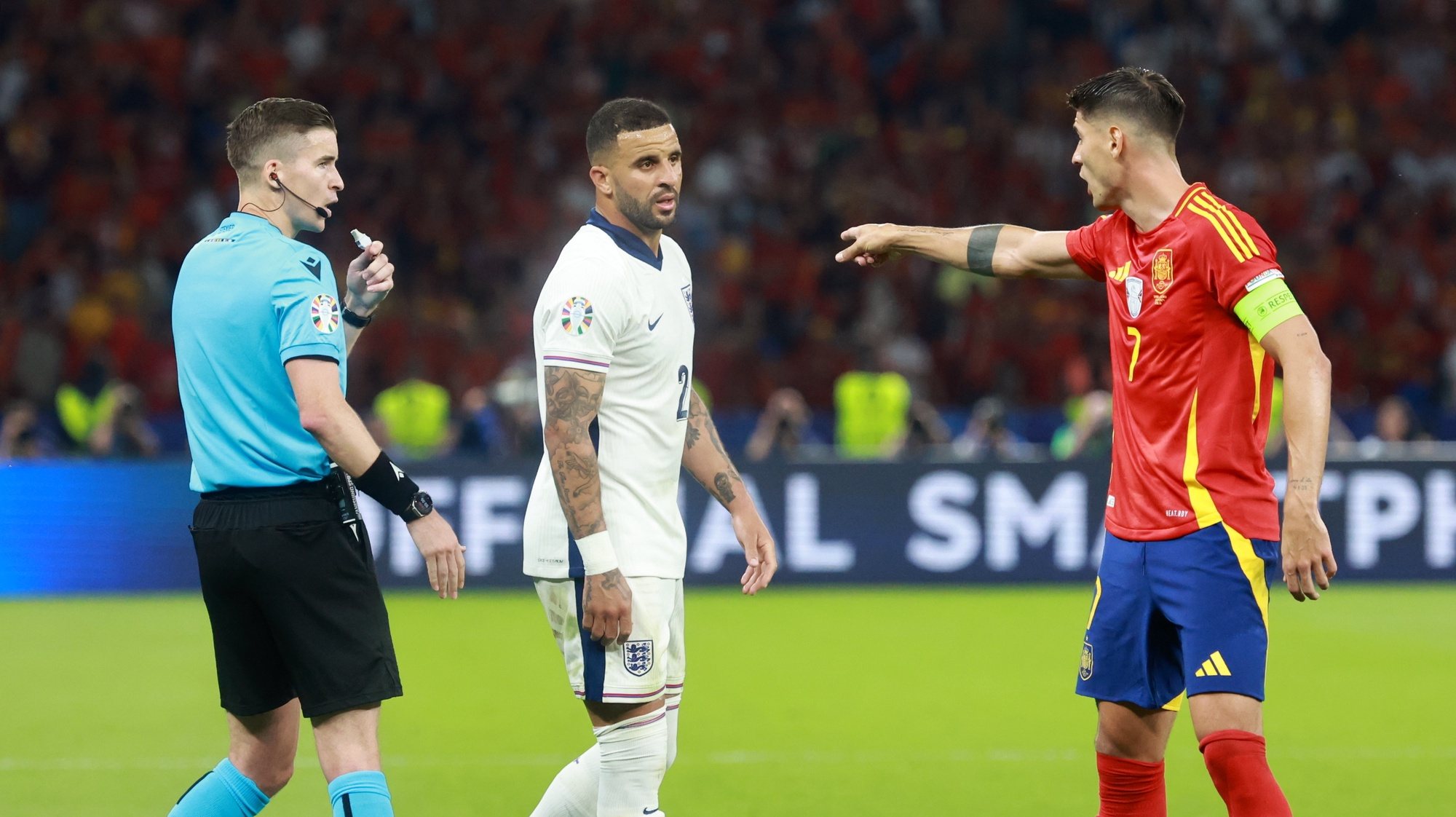 epa11478605 Team captains Alvaro Morata (R) of Spain and Kyle Walker (C) of England argue with French referee Francois Letexier during the UEFA EURO 2024 final soccer match between Spain and England, in Berlin, Germany, 14 July 2024.  EPA/CLEMENS BILAN