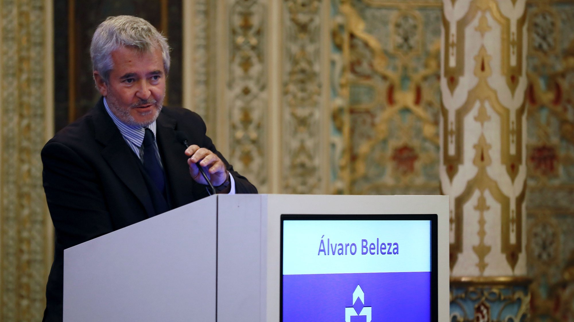O presidente do conselho coordenador da SEDES, Álvaro Beleza discursa durante a sessão de encerramento do V Congresso da SEDES, no Palácio da Bolsa, no Porto, 05 de Novembro de 2021. ESTELA SILVA/LUSA
