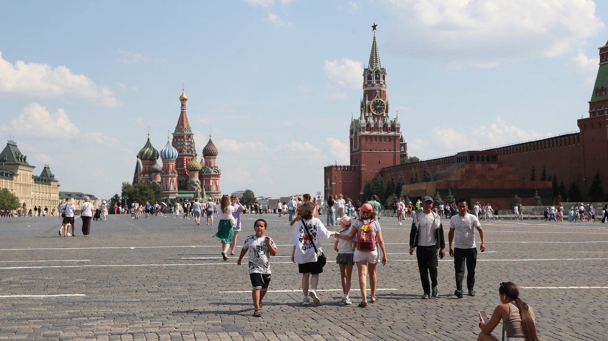epa11452416 People walk on the Red Square outside the Kremlin in Moscow, Russia, 02 July 2024. The temperature in Moscow exceeded 32 degrees Celsius.  EPA/MAXIM SHIPENKOV