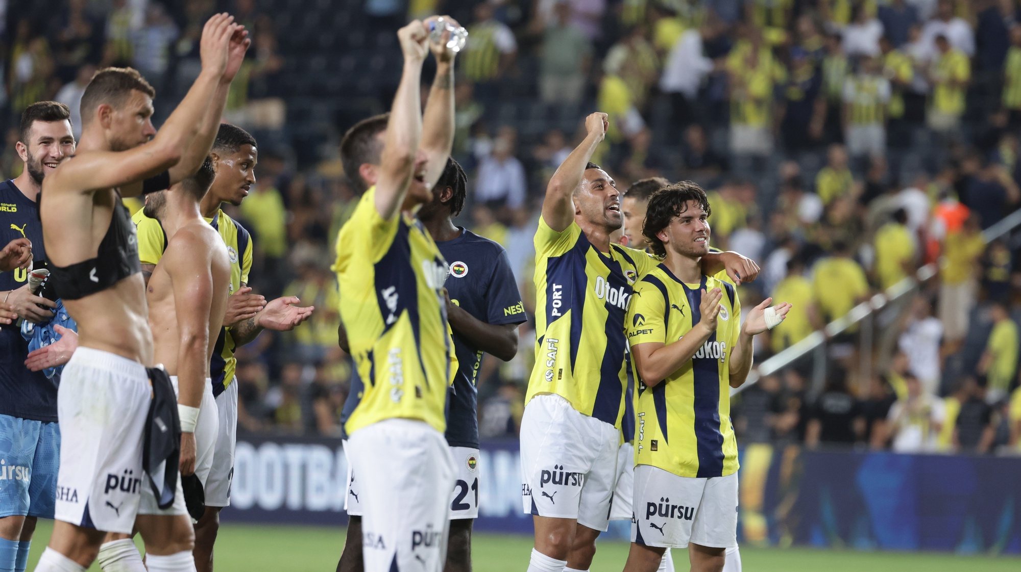 epa11510275 Players of Fenerbahce celebrate after the UEFA Champions League qualifying second round second leg soccer match between Fenerbahce Istanbul and FC Lugano in Istanbul, Turkey, 30 July 2024.  EPA/ERDEM SAHIN
