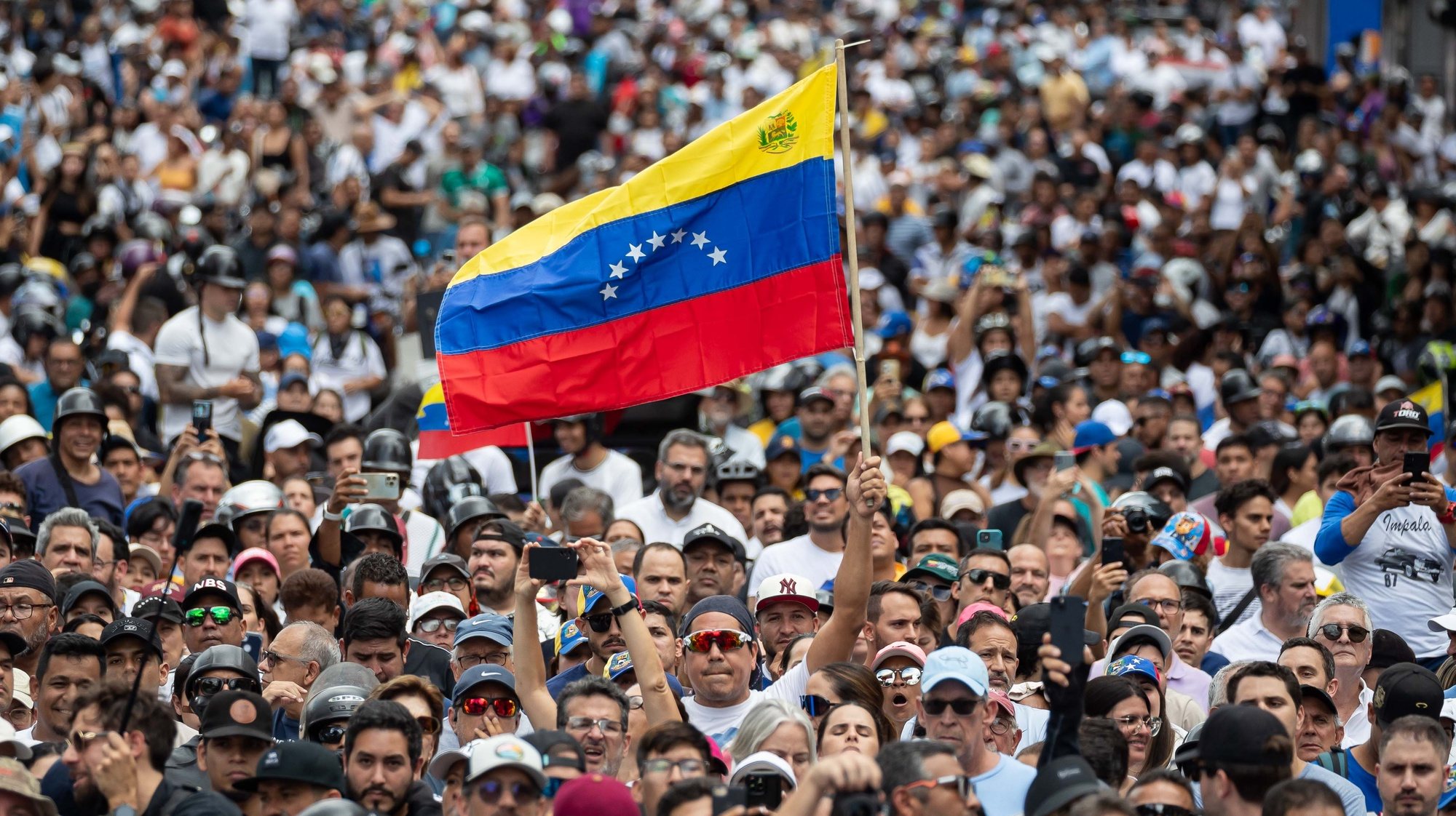 epaselect epa11510261 Citizens attend a support demonstration for Venezuelan presidential candidate Edmundo Gonzalez Urrutia in Caracas, Venezuela, 30 July 2024. Thousands of Venezuelans gathered in Caracas on 30 July in an event called by the majority opposition, to reject for the second consecutive day what they consider to be fraud in the official results of the National Electoral Council (CNE), which proclaimed Nicolas Maduro as re-elected president with 51.2 percent of the votes.  EPA/RONALD PENA R