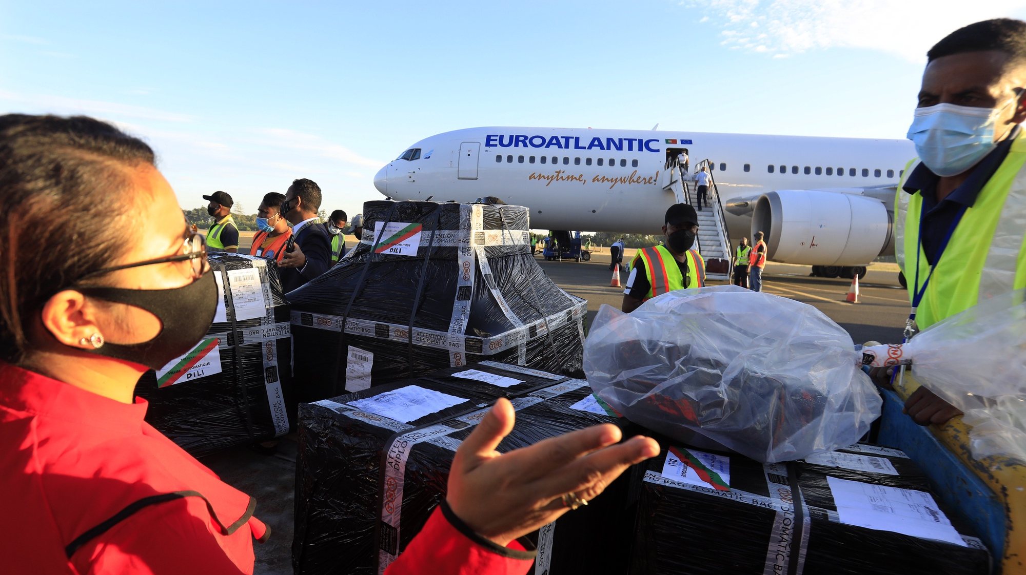 epa09354031 Workers unload AstraZeneca (Vaxzevria) Covid-19 vaccines donated by Portugal&#039;s government from an airplane during the arrival at Nicolau Lobato International Airport in Dili, East Timor, also known as Timor Leste, 20 July 2021. East Timor has recorded more than 10,000 coronavirus disease (COVID-19) cases since the beginning of the pandemic.  EPA/ANTONIO DASIPARU