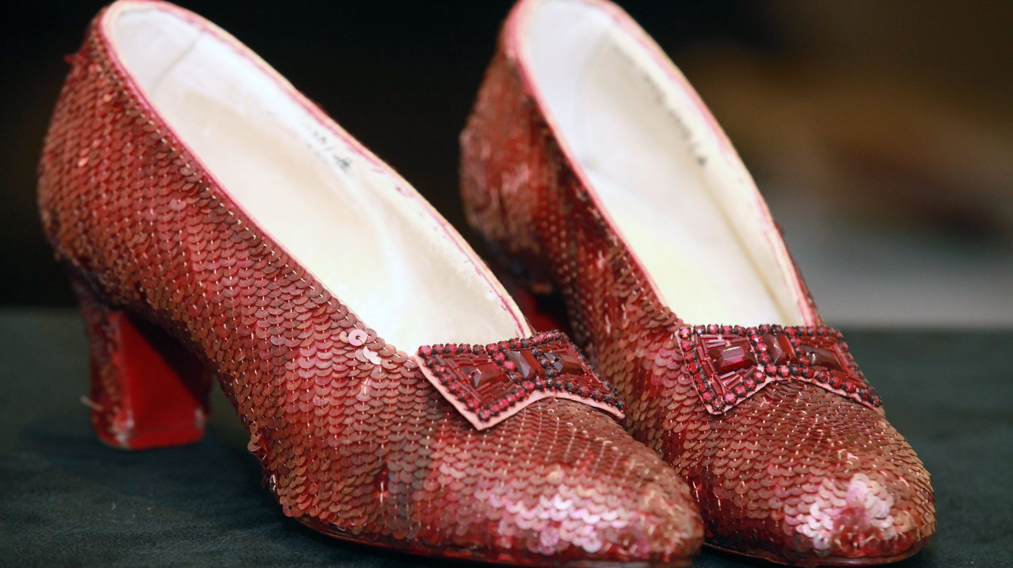 Os sapatos tornaram-se icónicos com a personagem Dorothy, interpretada por Judy Garland, quando a mesma repetia a frase &quot;Não há lugar como a nossa casa&quot;
