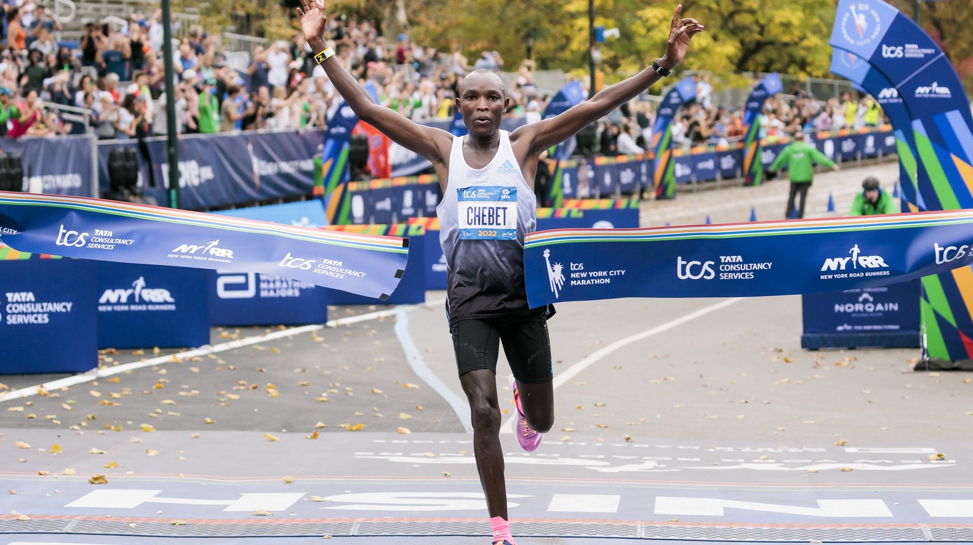 epa10290835 Evans Chebet of Kenya crosses the finish line to win the New York City marathon in New York, New York, USA, 06 November 2022.  EPA/JUSTIN LANE