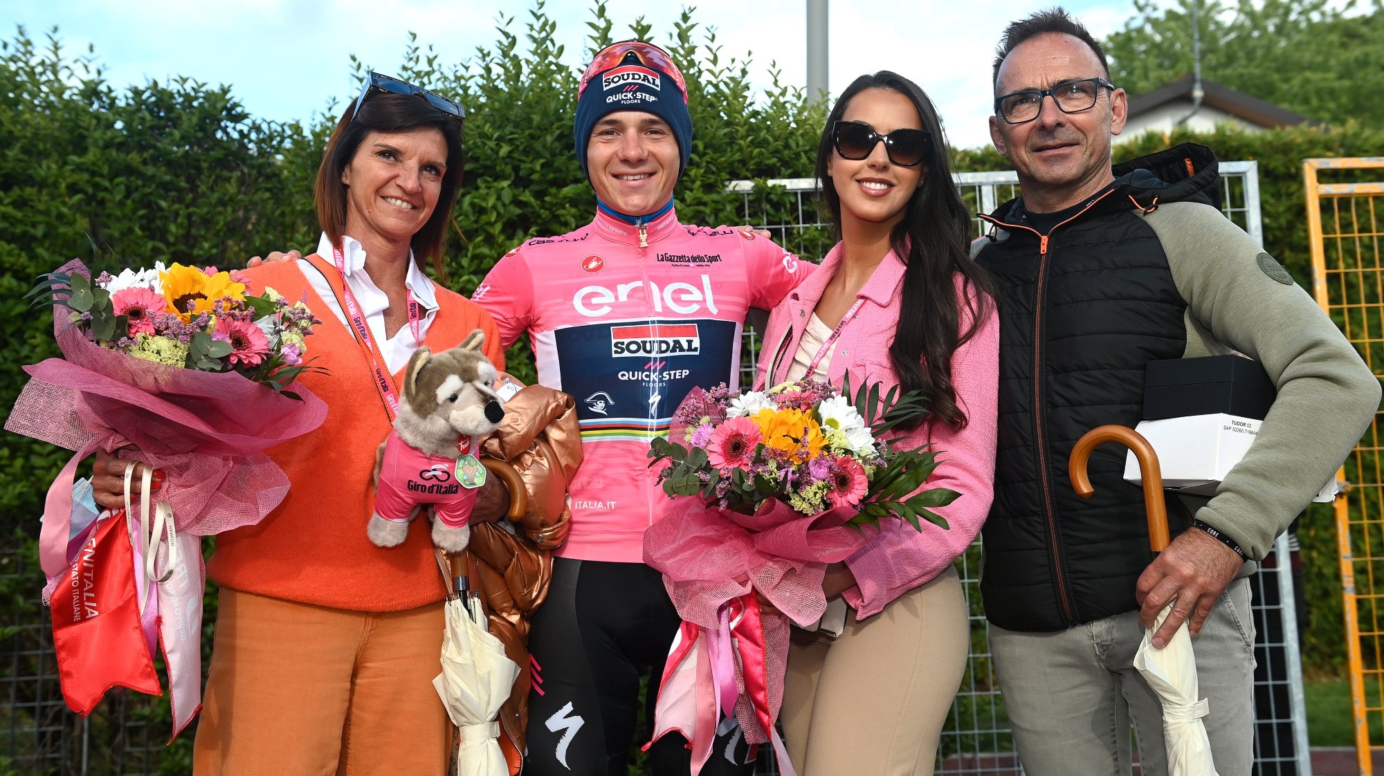 Remco Evenepoel festejou com os pais, Patrick e Anja, e com a mulher, Oumaima Oumi Rayane, antes de testar positivo à Covid-19 e abandonar o Giro